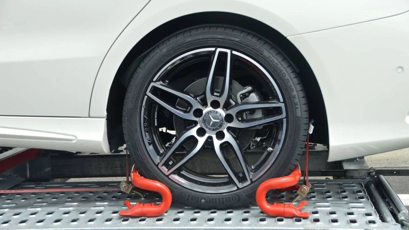 Wie schleppt man ein Elektroauto ab? Ihr E-Auto sicher abschleppen.