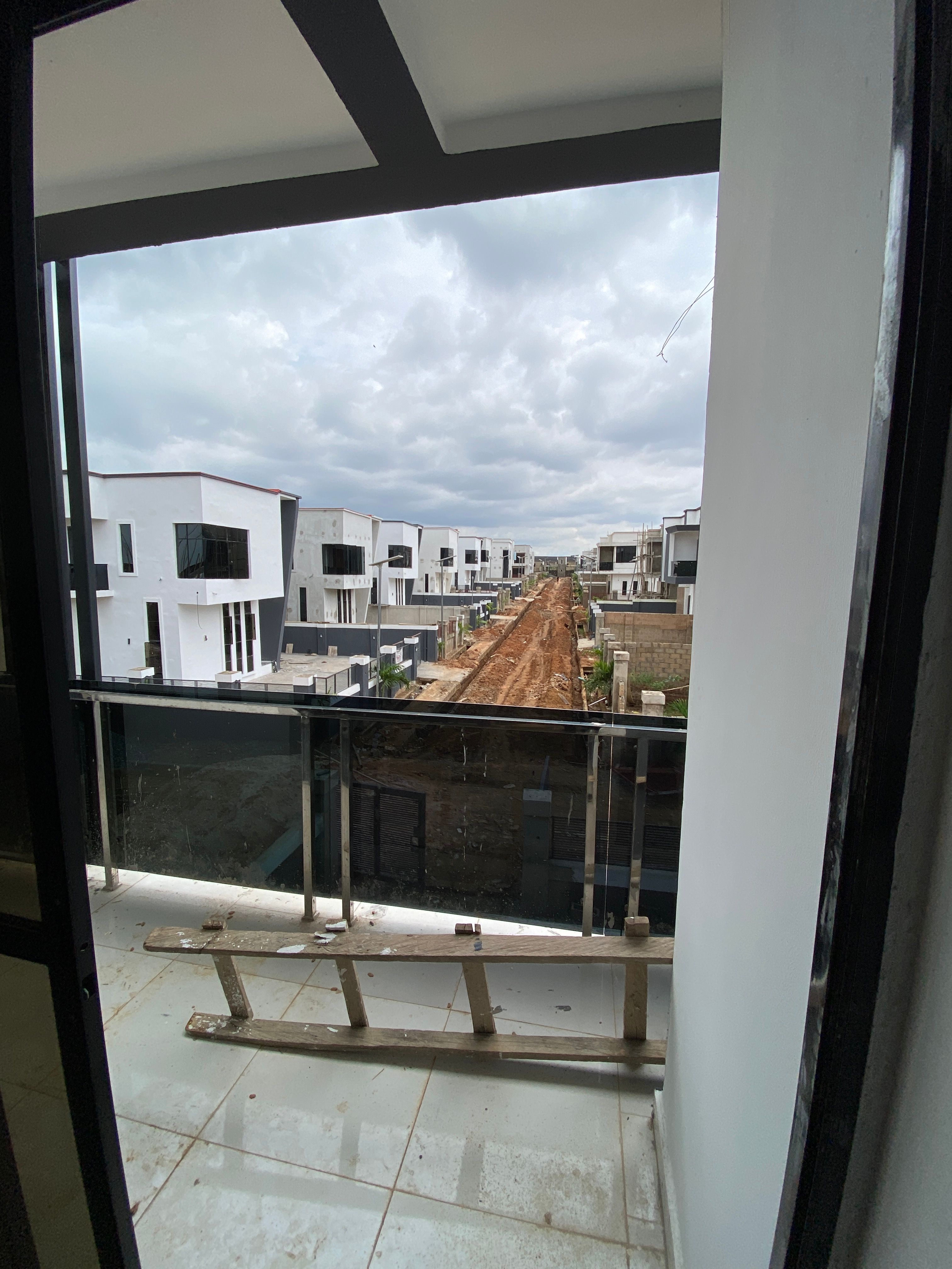 SEMI-DETACHED 4 BEDROOM DUPLEX thumbnail 3