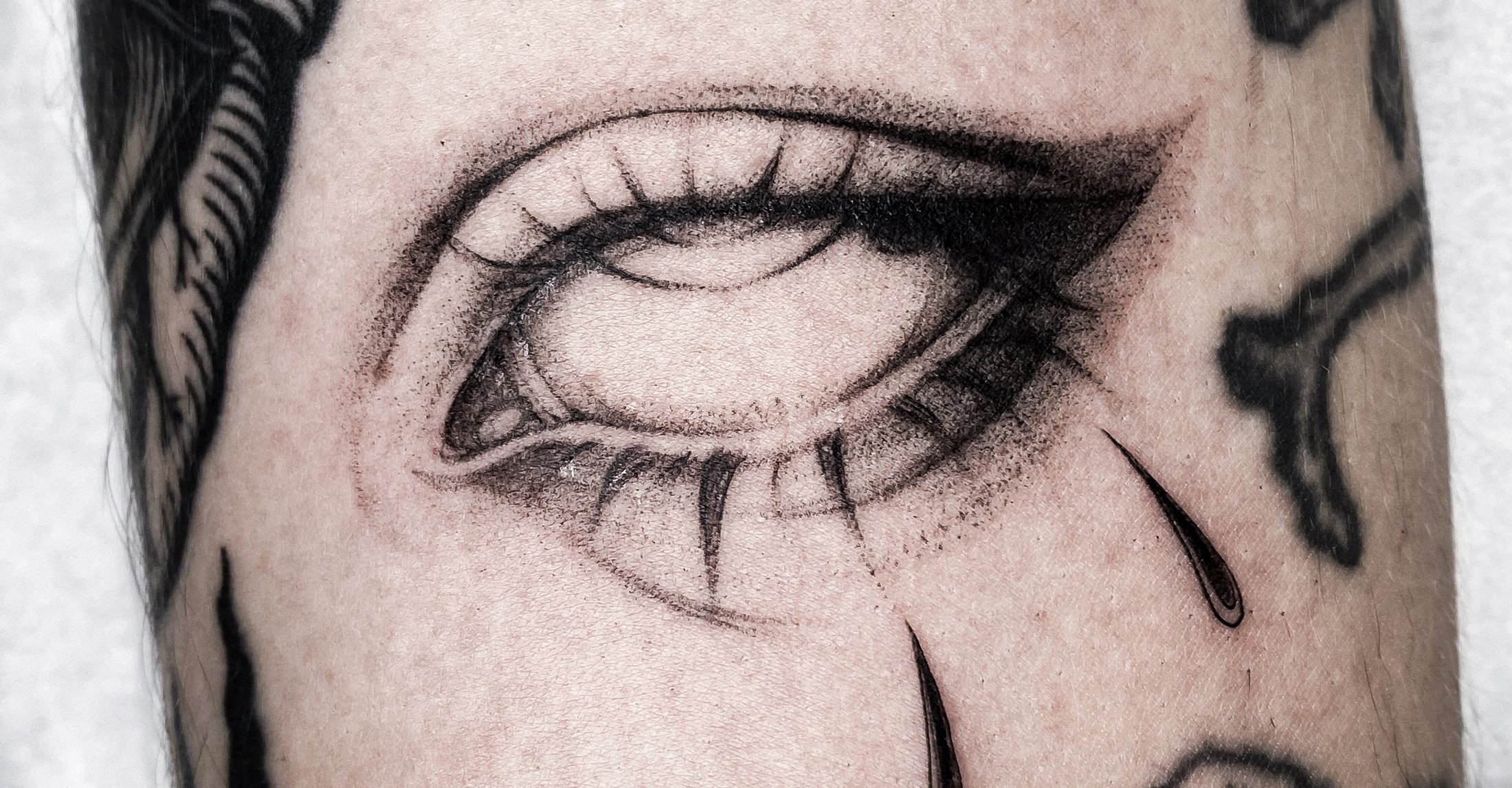 Tatouage fine line et blackwork