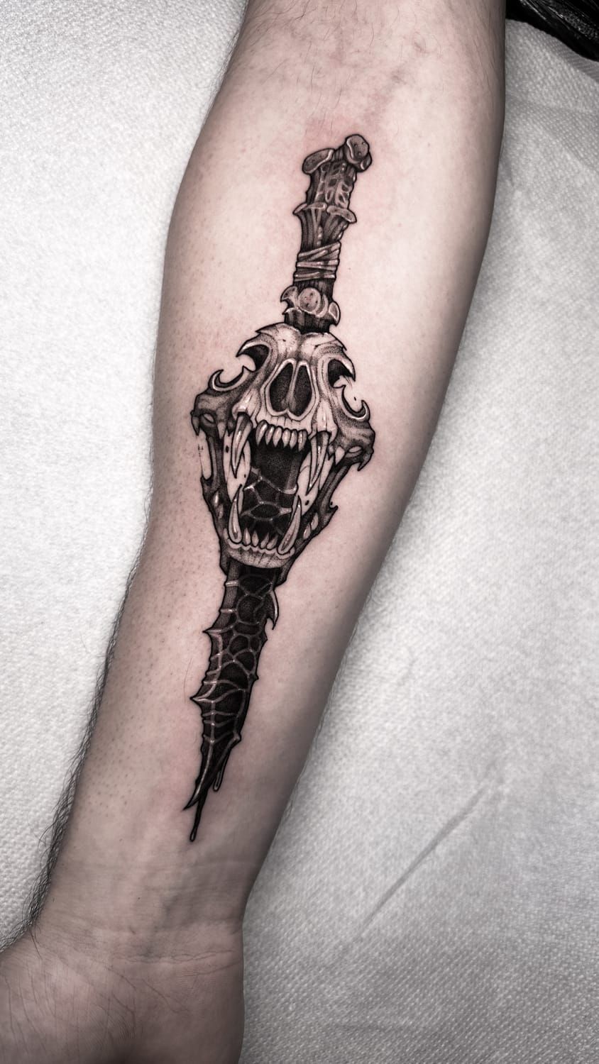 Tatouage de Maeva Flora — Dague & Crâne