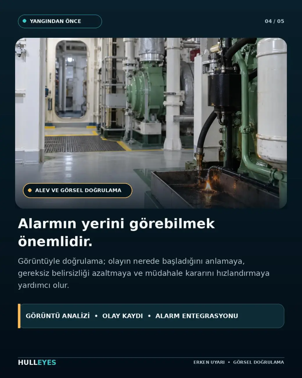 Gemi makine dairesinde ekipman ve zemindeki toplama kabında küçük bir alev