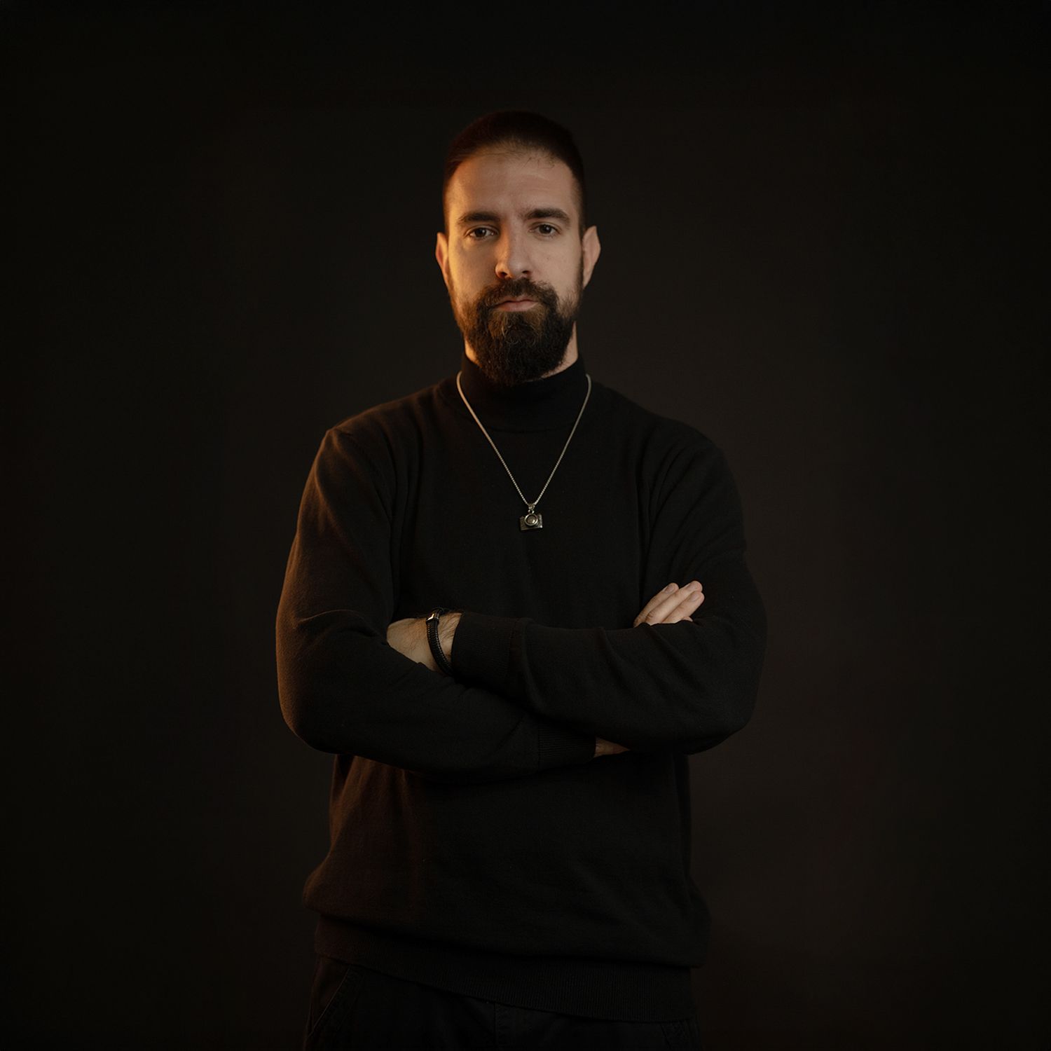 Crno-beli portret sa fotoaparatom
