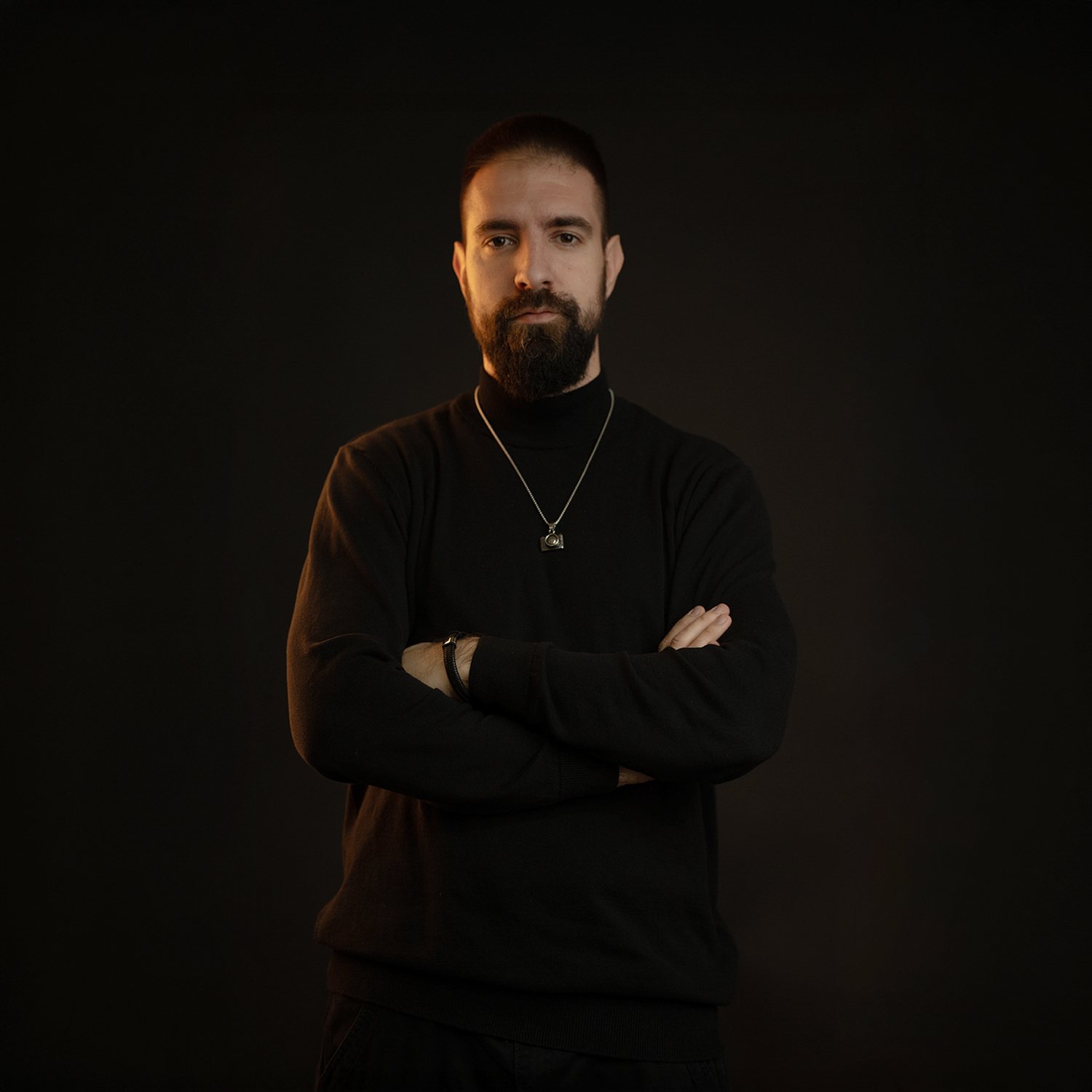 Crno-beli portret sa fotoaparatom
