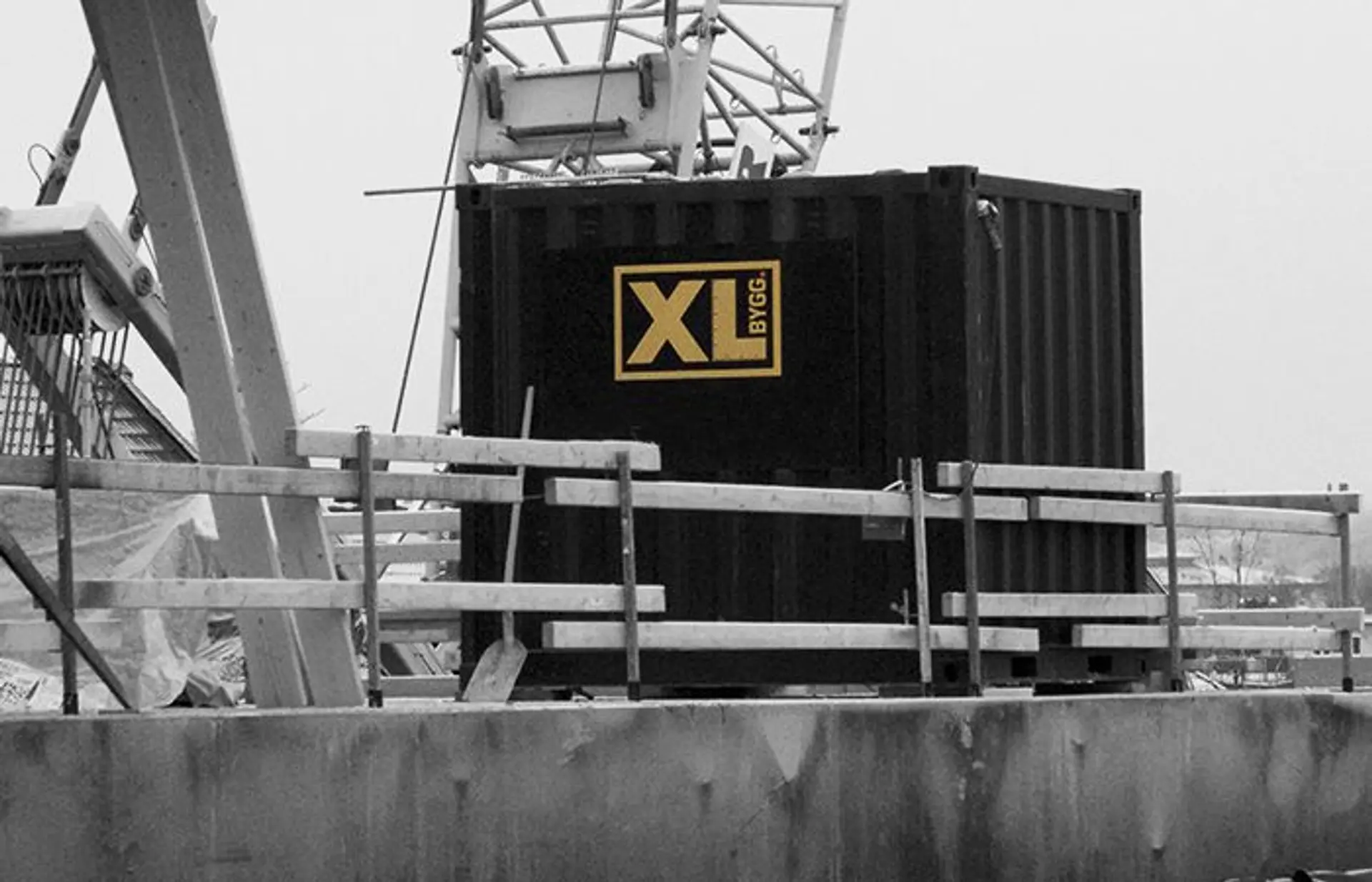 varecontainer fra XL-BYGG står på en byggeplass