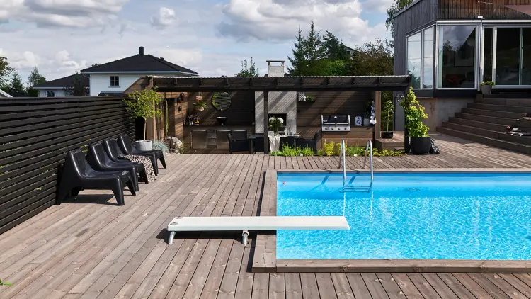 Eksklusiv terrasse med basseng, utekjøkken og Concise terrassebord fra Talgø
