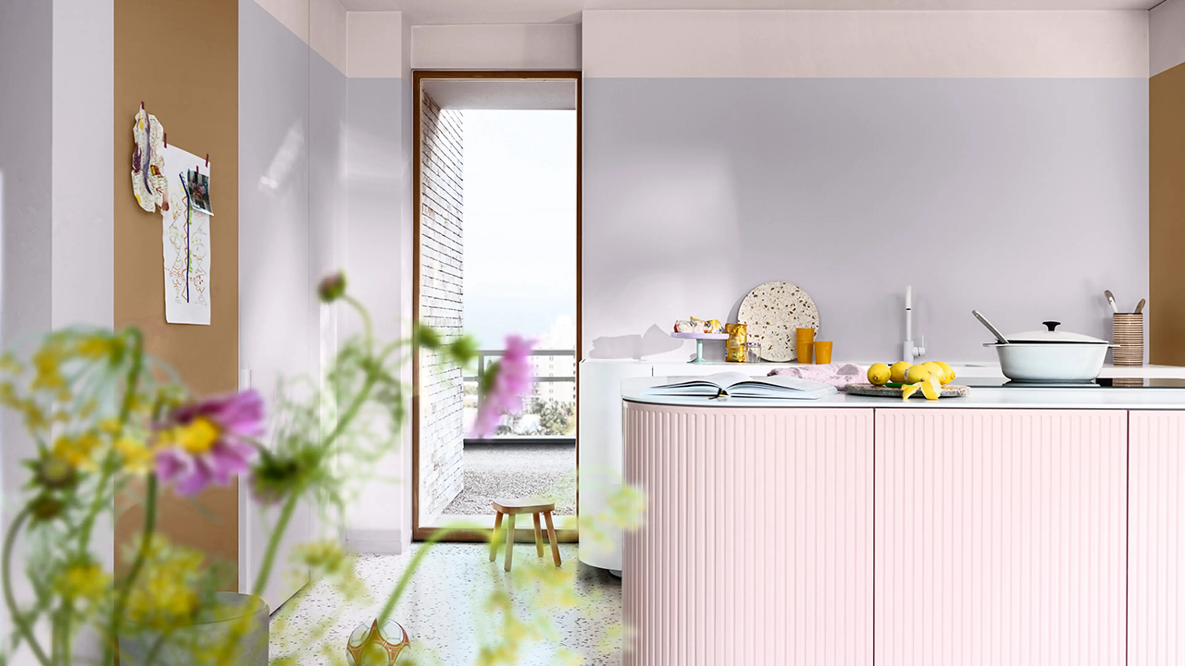 Kjøkken hvor veggen er syrinlilla og kjøkkenfronter og tak er malt med rosafargen Sweet Embrace fra Nordsjö.
