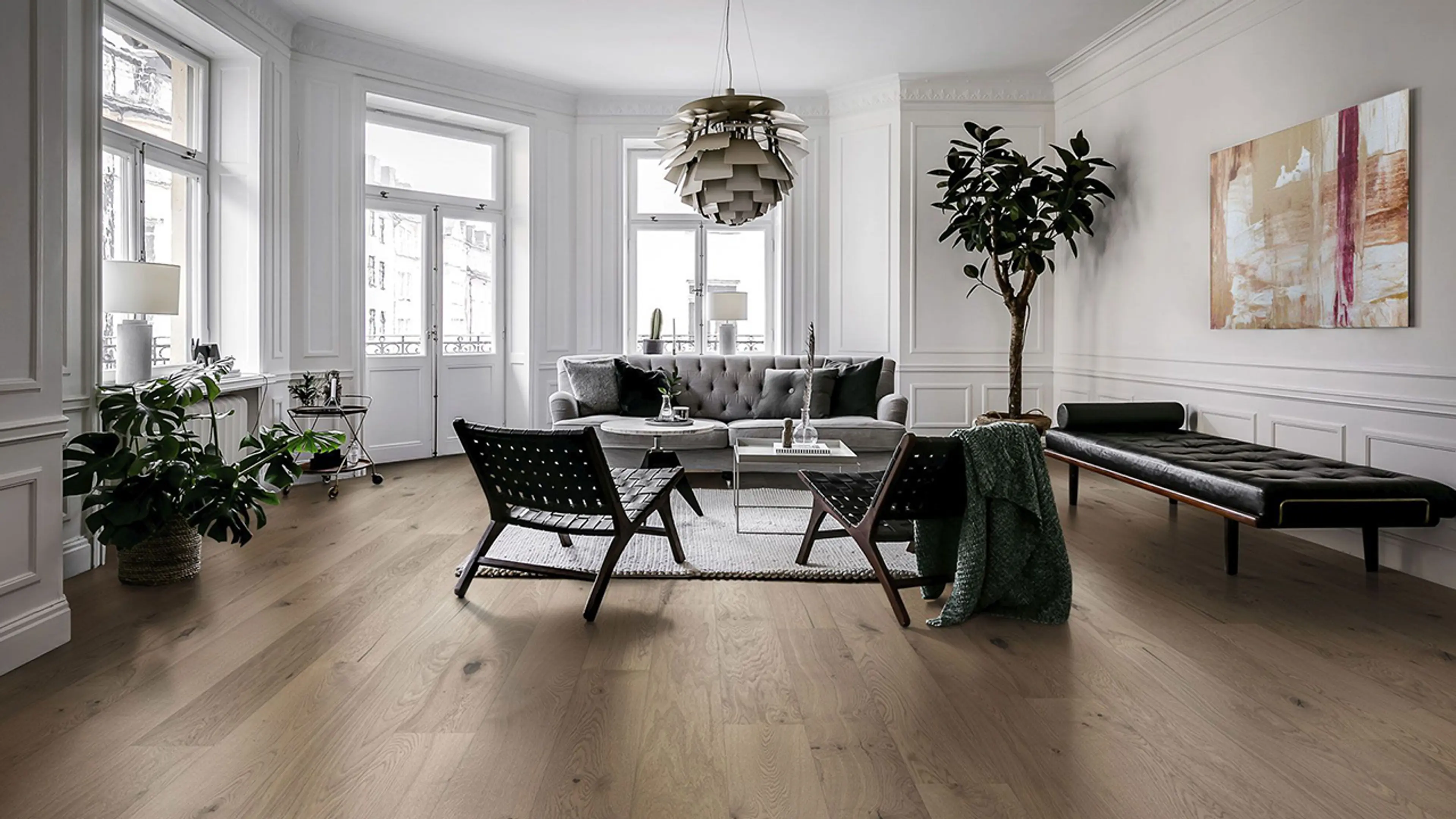 Hvit stue med mørkt eikegulv fra Kährs og designmøbler.