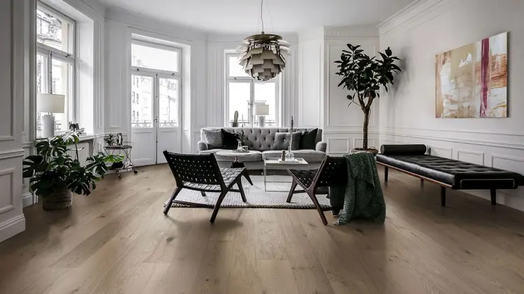 Herskapelig stue med mørkt eikegulv fra Kährs og designmøbler.