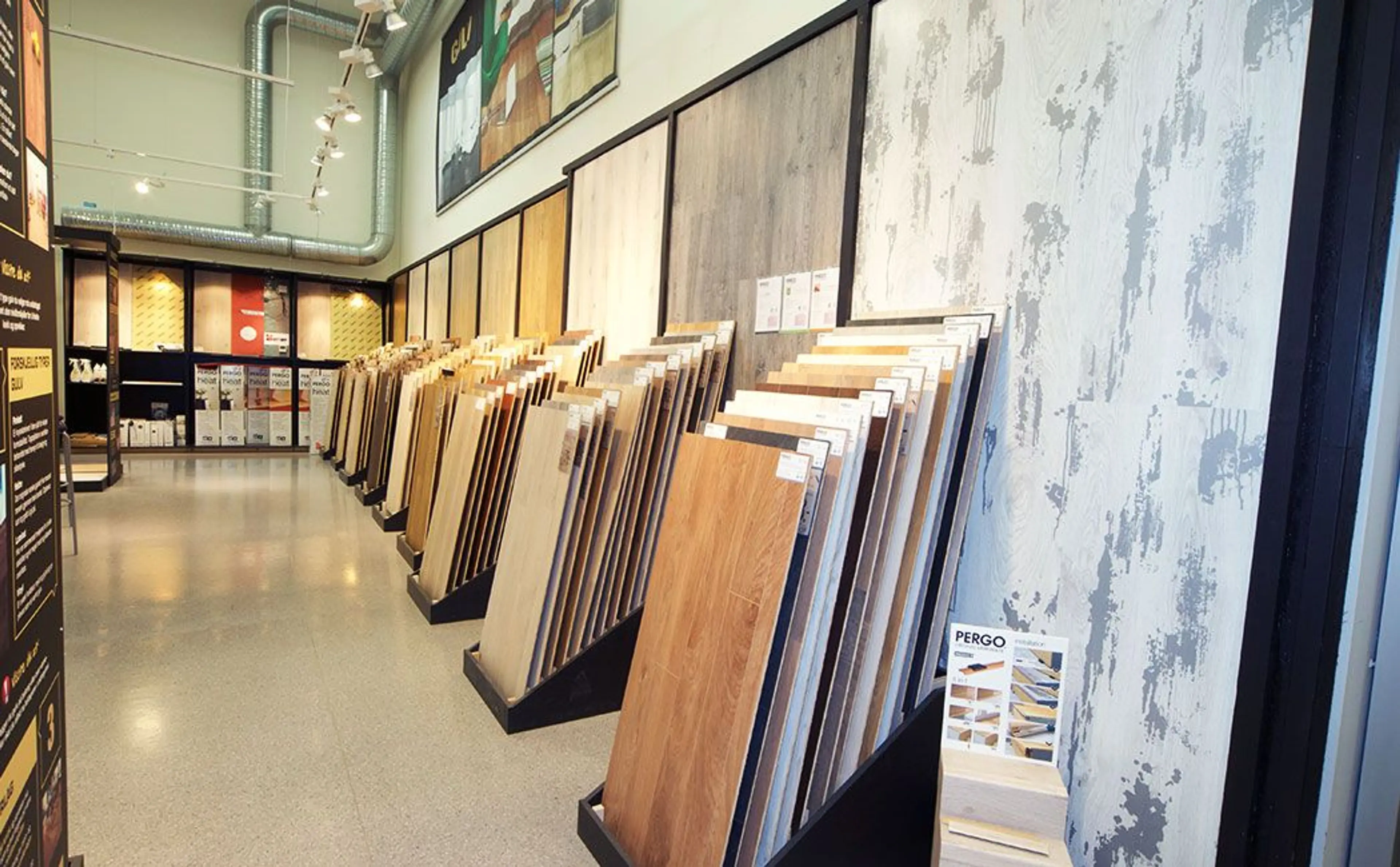 Stor utstilling av ulike gulv i en XL-BYGG butikk
