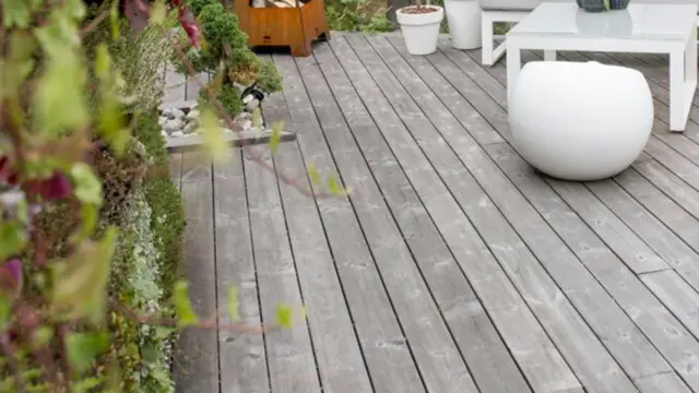 Kebony terrassebord plantevegg og utemøbler.
