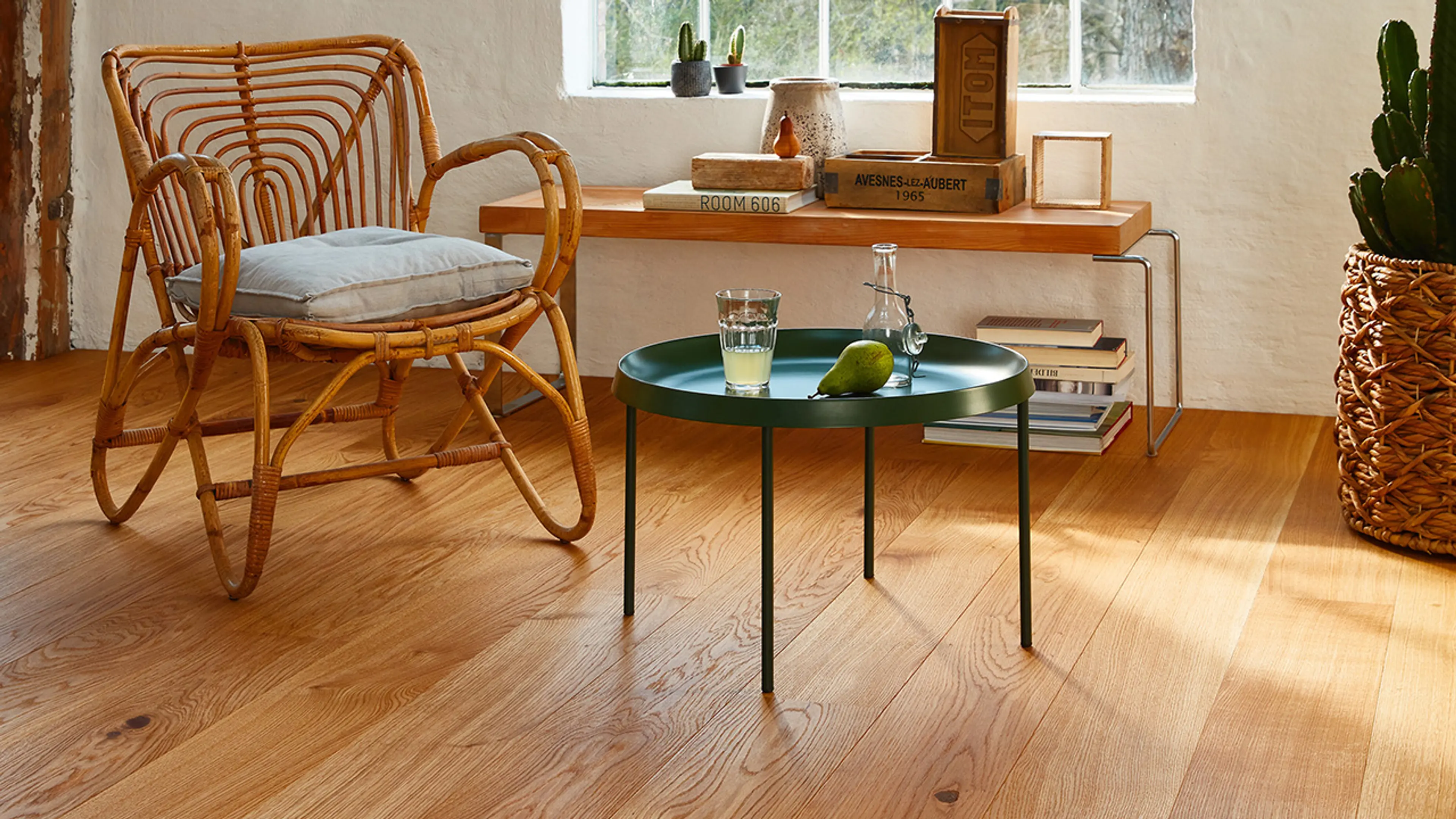 Parkett Eik Animoso fra Boen i stue med tremøbler og grønt bord.