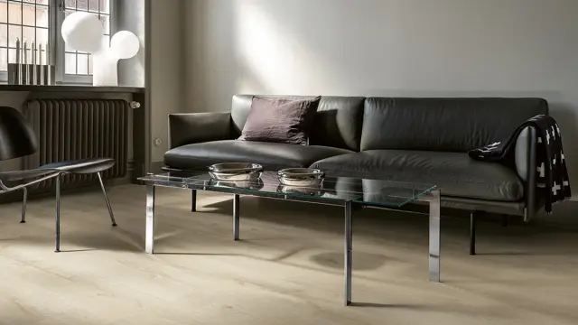 Stue med svarte møbler og klikkvinyl.
