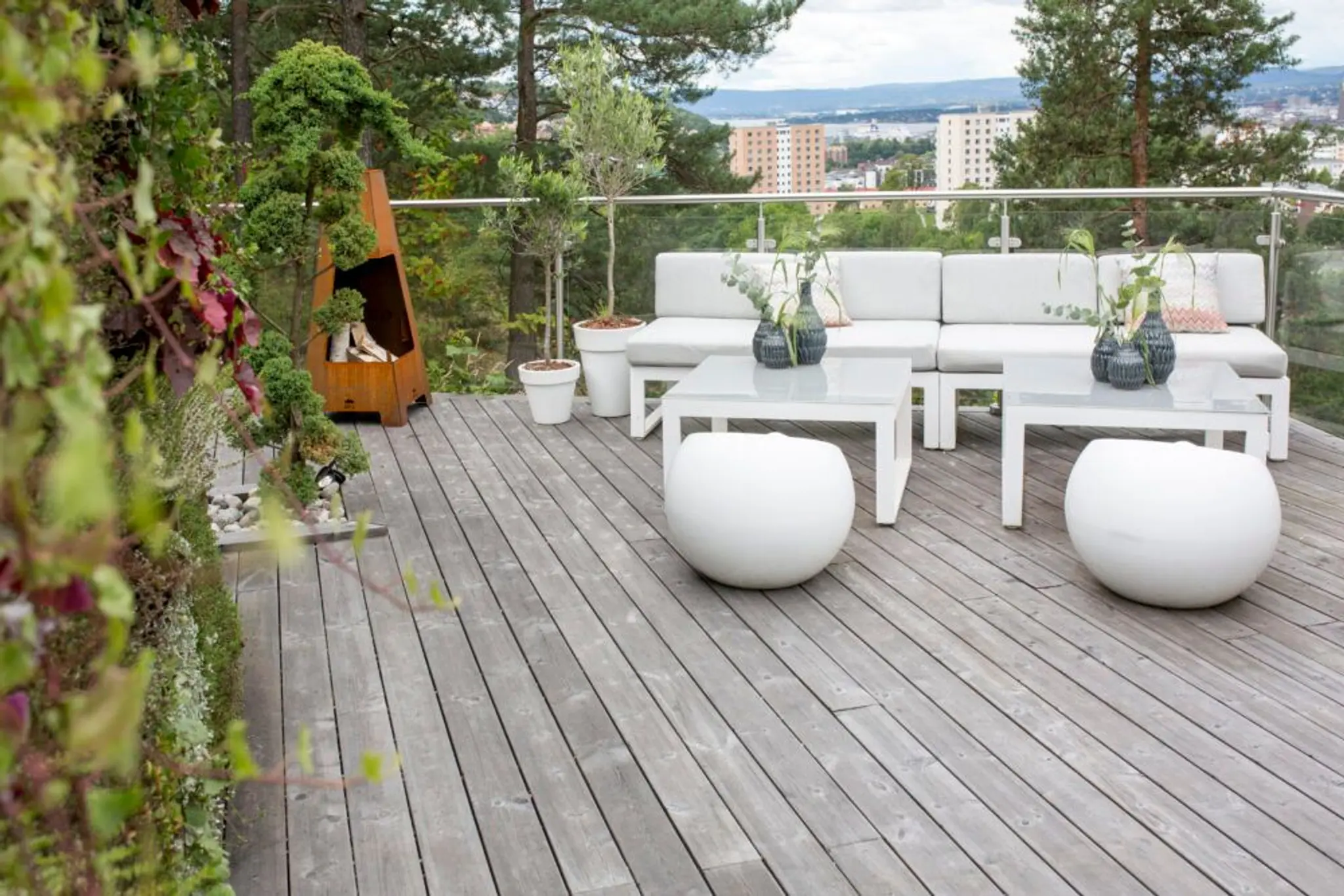 Terrasse med utsikt over Ekeberg i Oslo. Moderne utemøbler og Kebony terrassebord