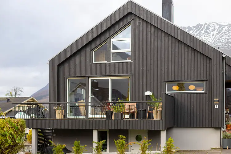 Moderne hus med Ædel kledning fra Bergene Holm i grått.