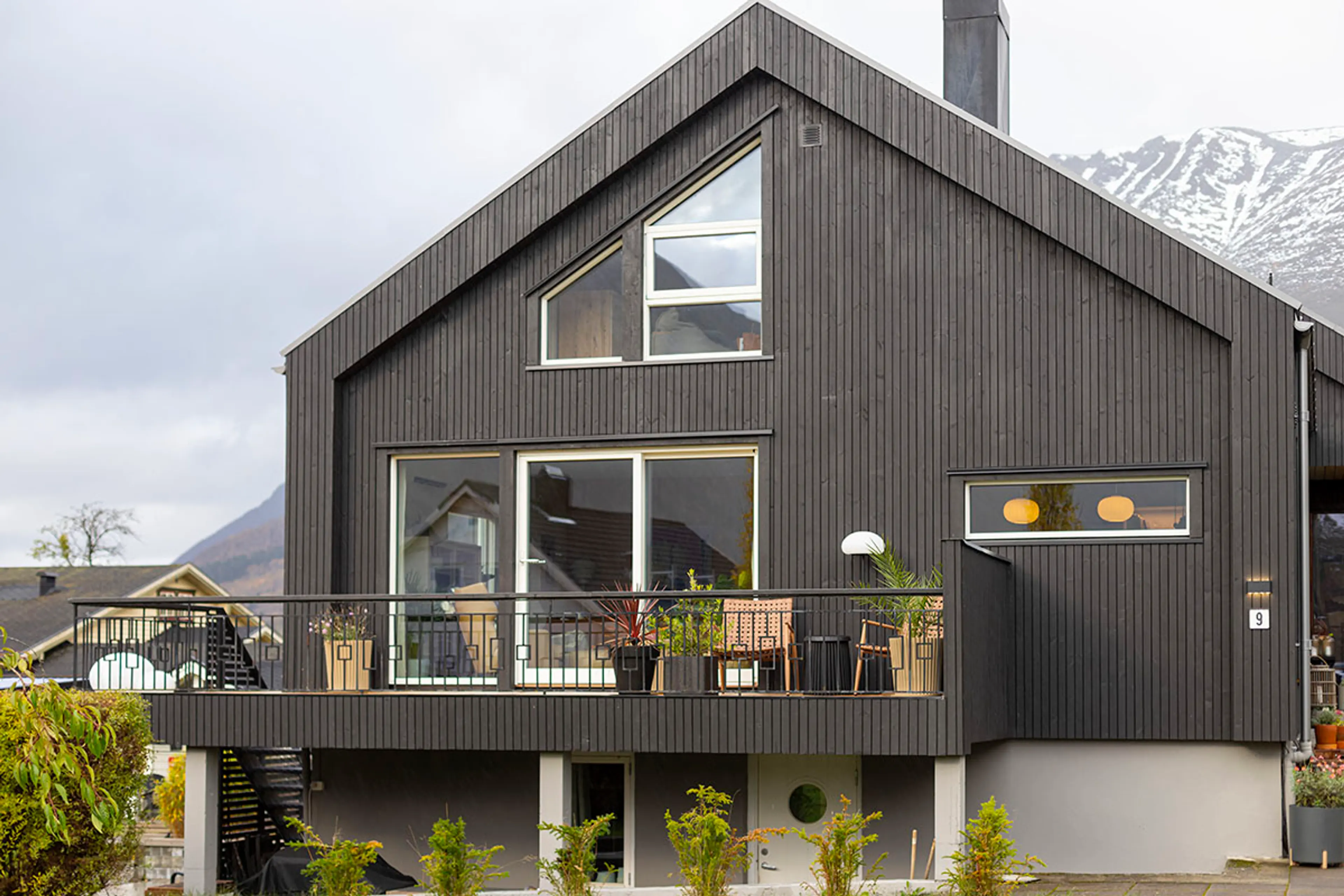 Moderne hus med mange vinkler og Ædel kledning fra Bergene Holm i grått.
