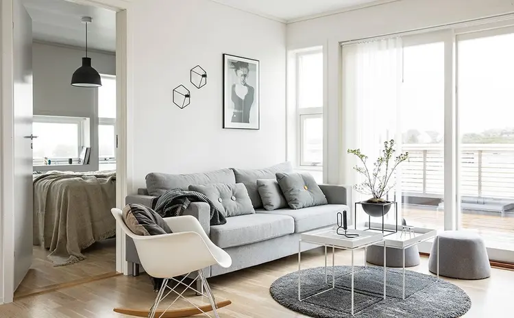 lys og åpen skandinavisk stue med store vindusflater