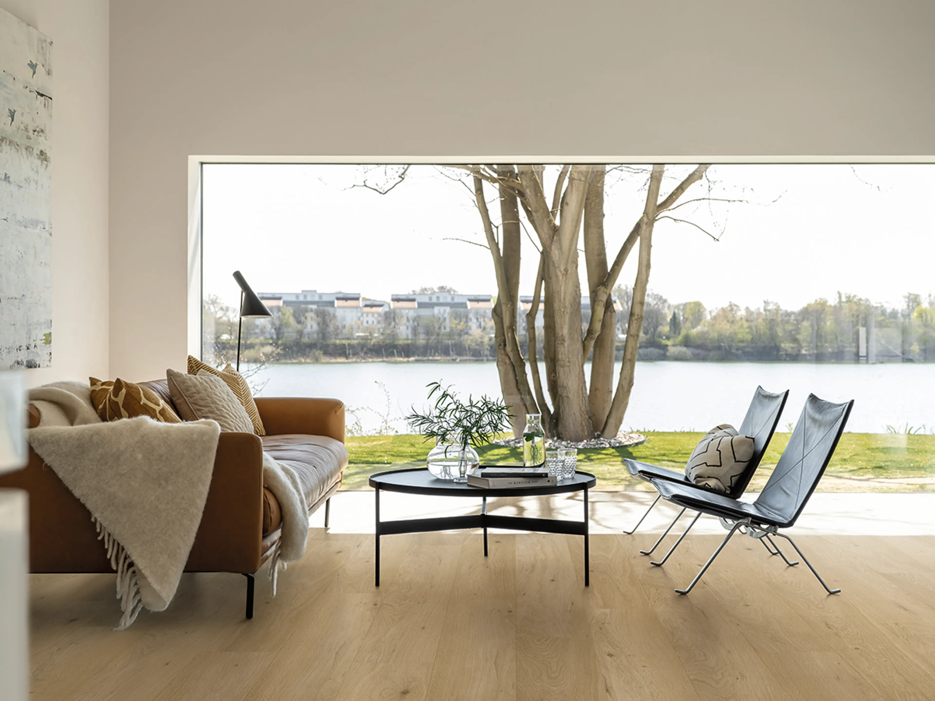 Moderne og lys stue med store vinduer. Laminatgulvet Trondheim Romantic natural oak fra Pergo