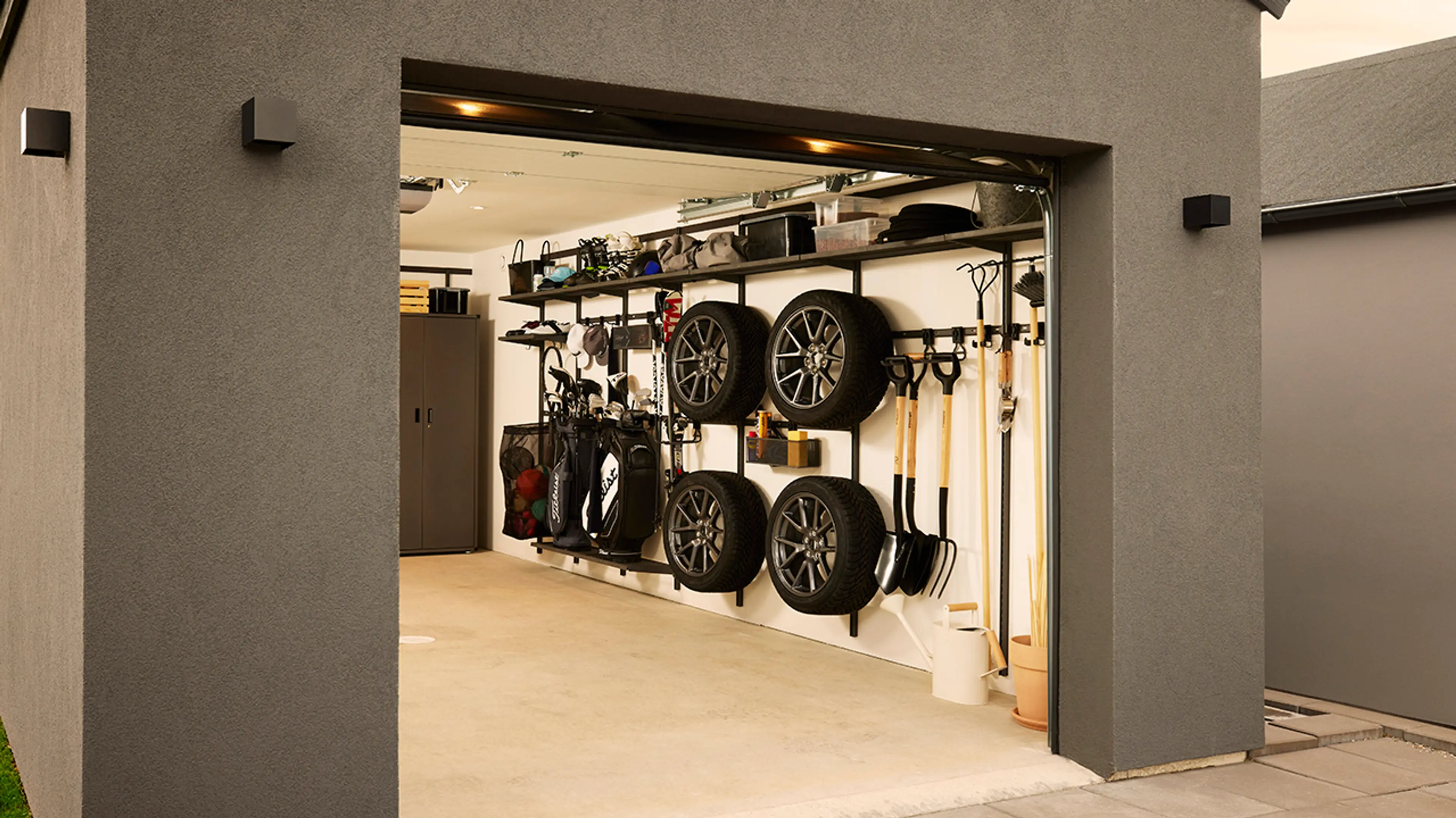 Garasje med garasjeinnredning for oppbevaring av bildekk og annet utstyr.