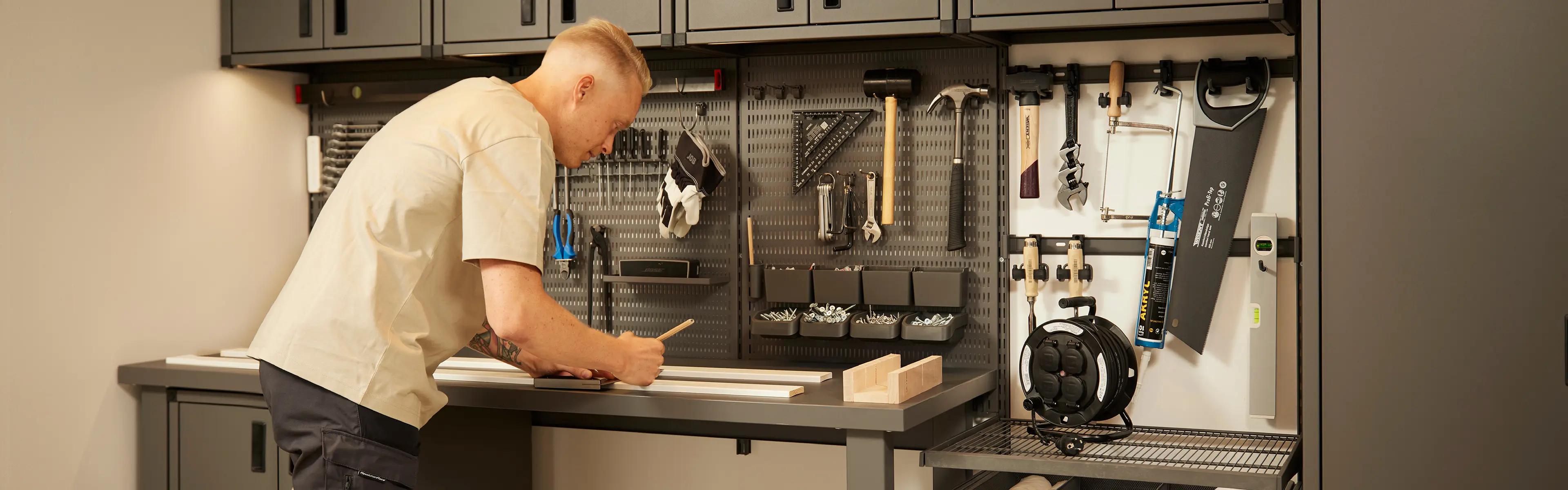 arbeidsbenk i garasje med Garage+ veggsystem fra Elfa