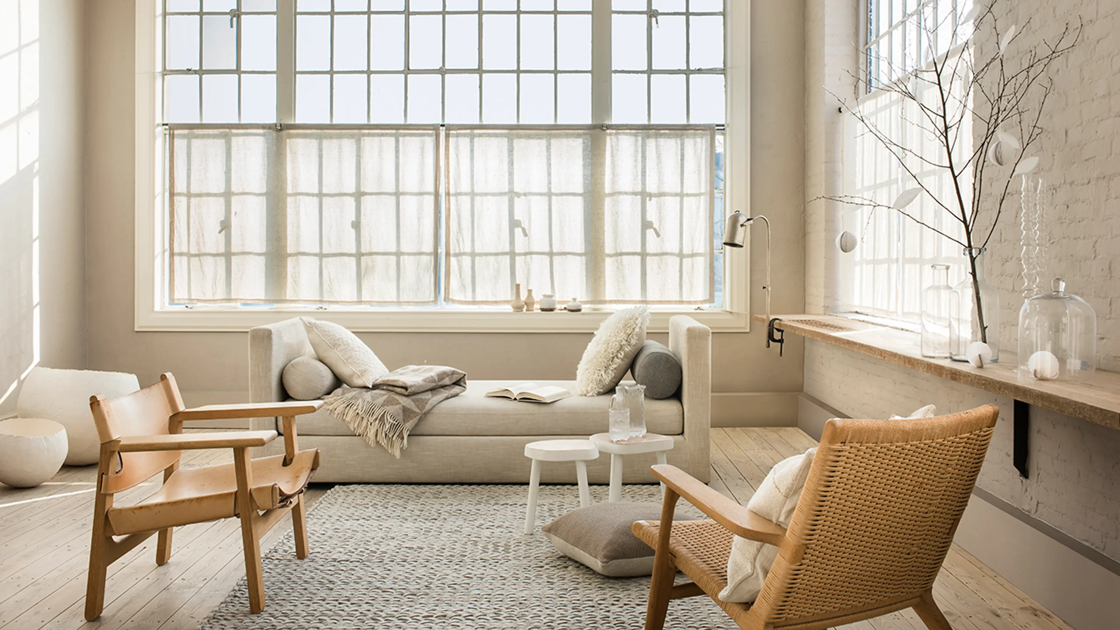 Lys stue med skandinavisk stil og møbler i lyst treverk.