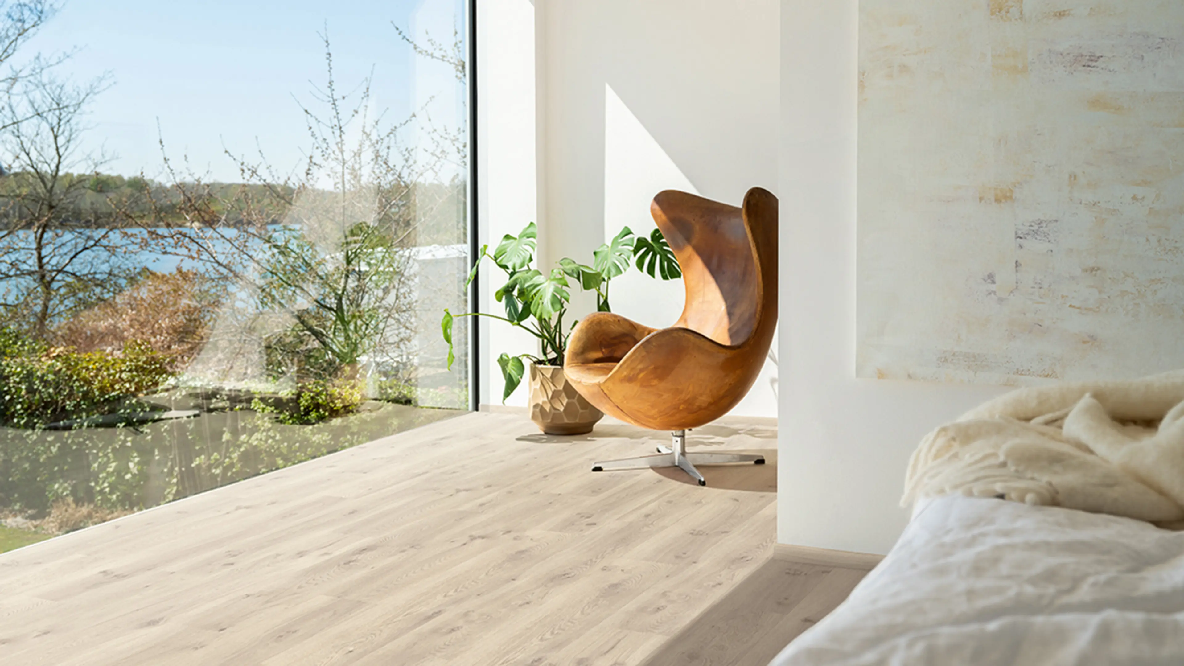 Soverom med sittekrok med stolen Egget av Arne Jacobsen og vinylgulv.