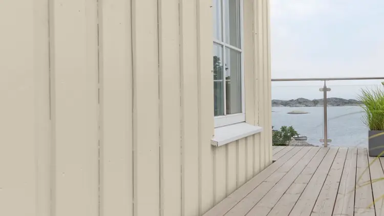 Ferdig malt utvendig kledning på hus med terrasse med havutsikt.