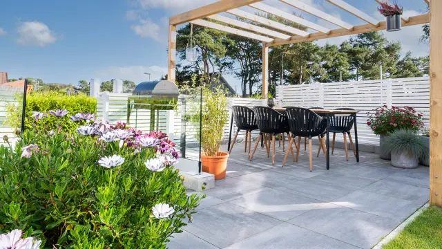 Uteplass med pergola og Multiblokk heller.