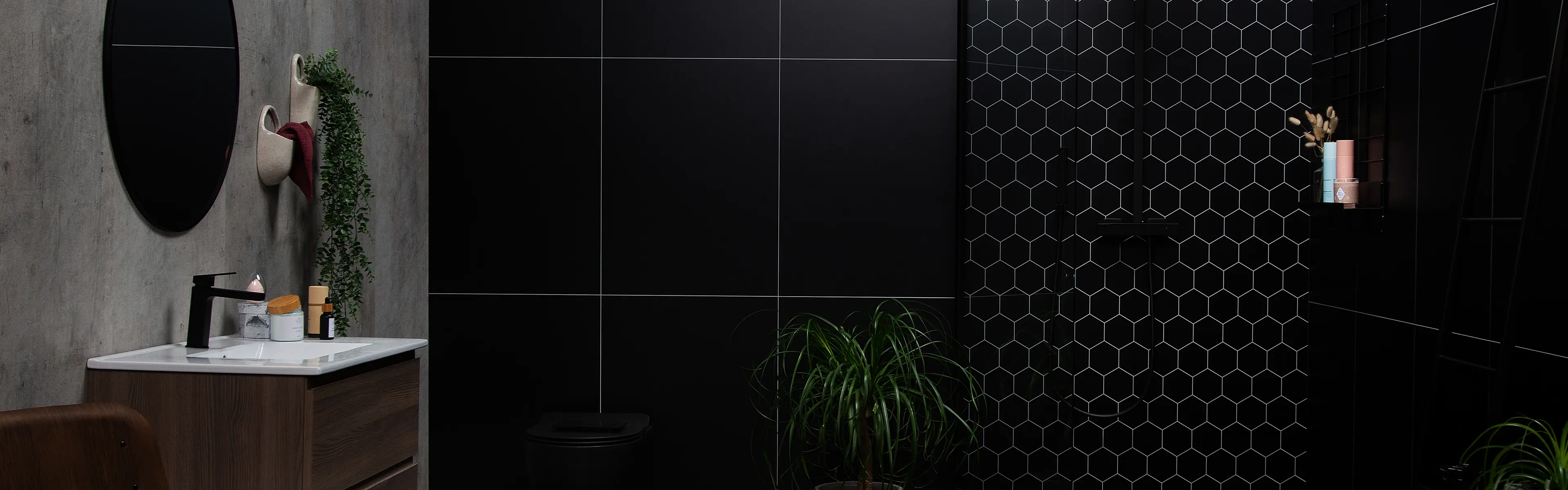 moderne bad med Fibo veggplater: Lentini Grey og Dark Soot
