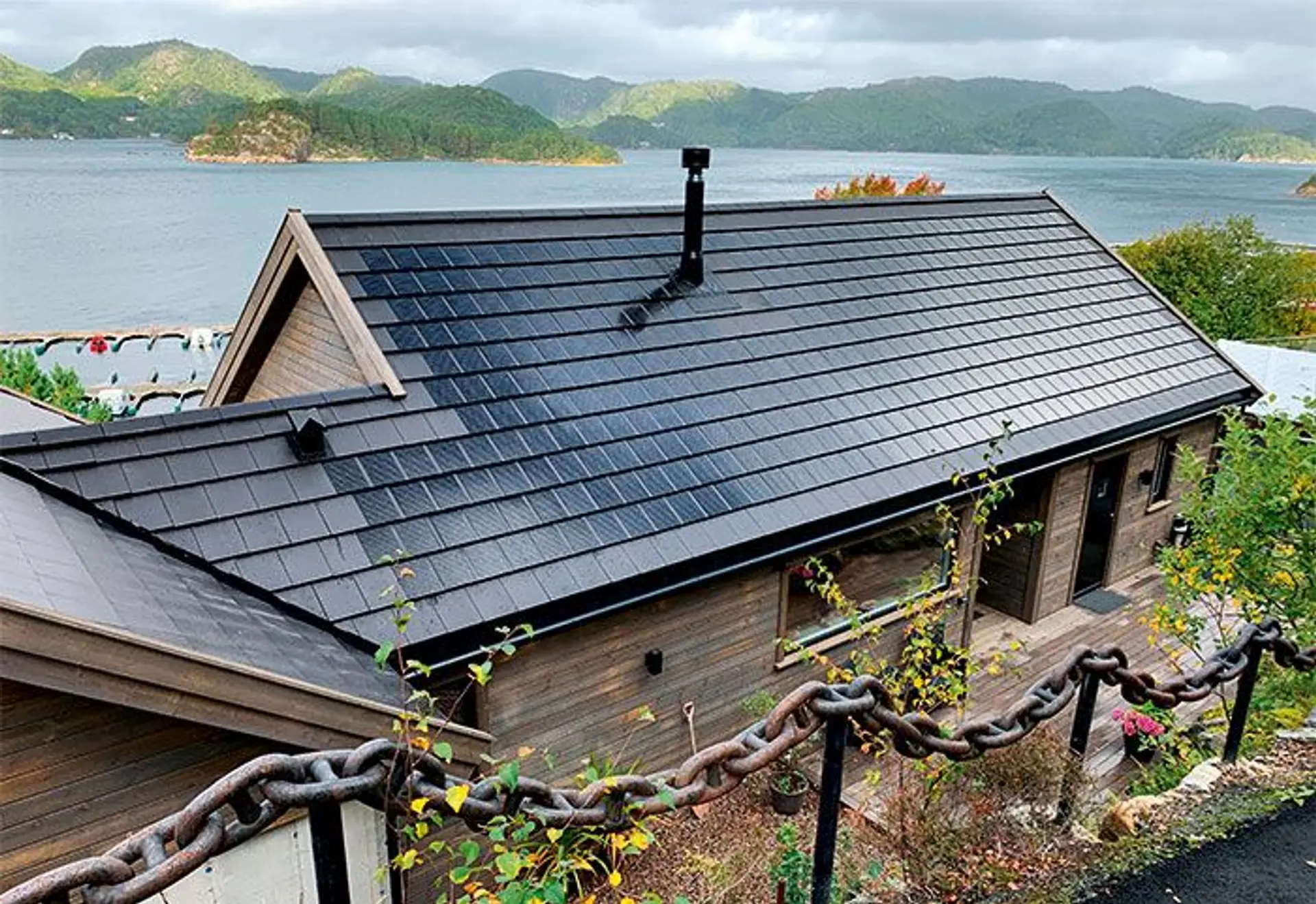 Sjønært hus med integrerte solcellestein på taket