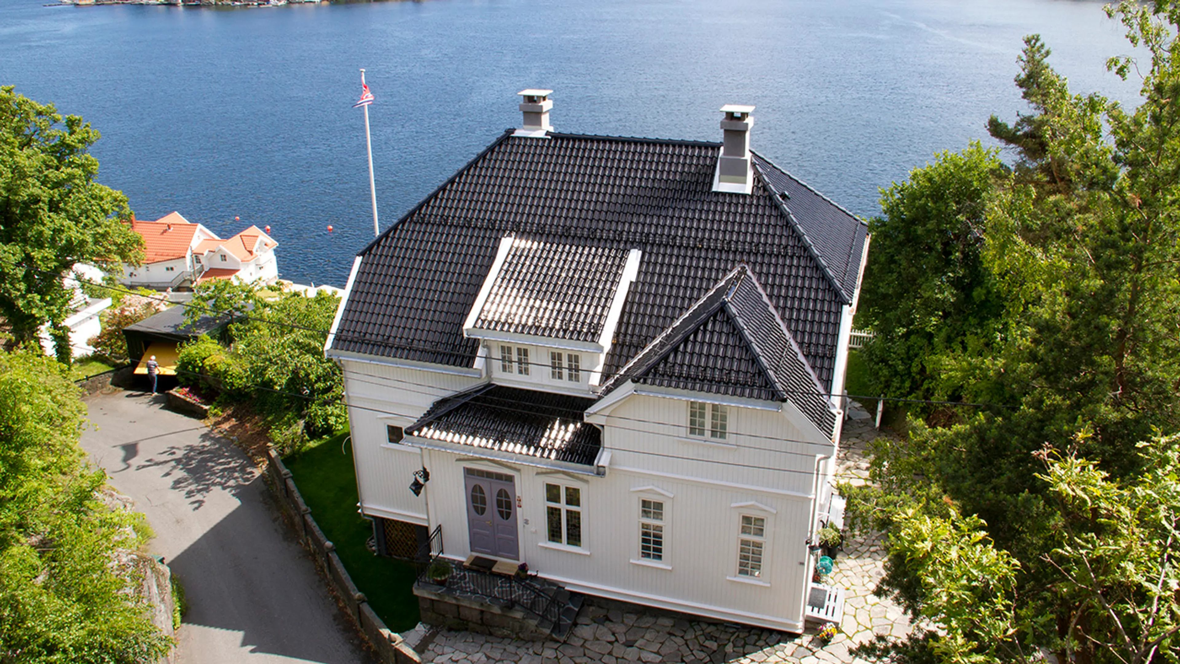 Enebolig ved sjøen med sort Tvilling takstein.