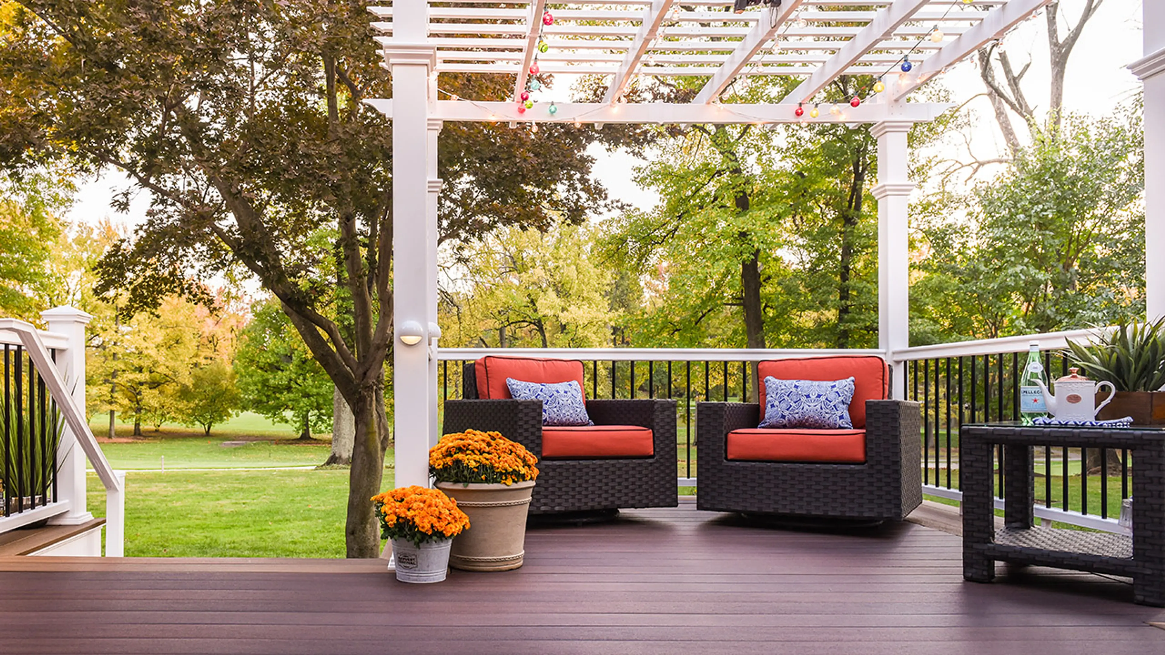 Vedlikeholdsfrie terrassebord på stor terrasse med pergola.