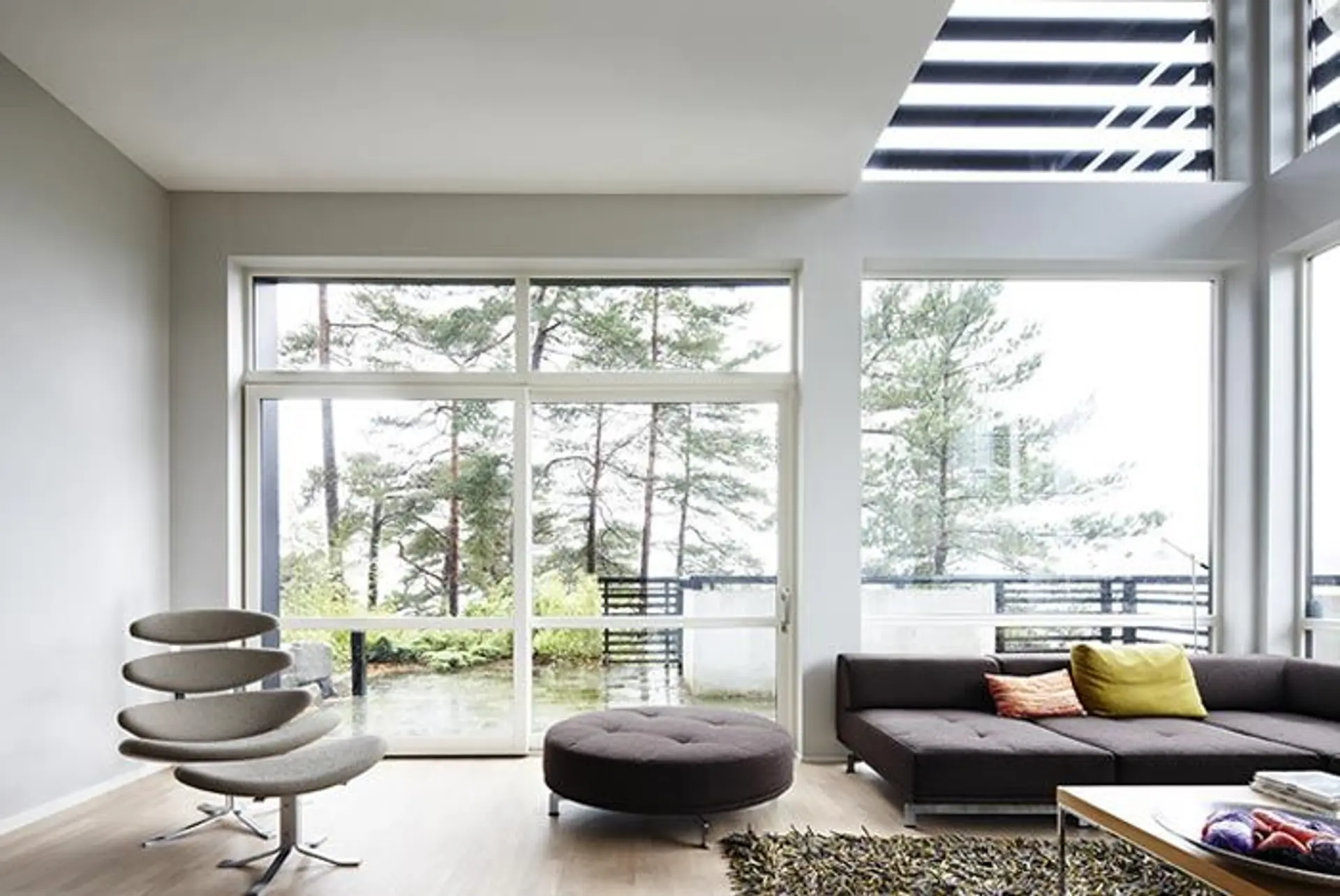 moderne og lys stue med store skyvedører til terrasse 