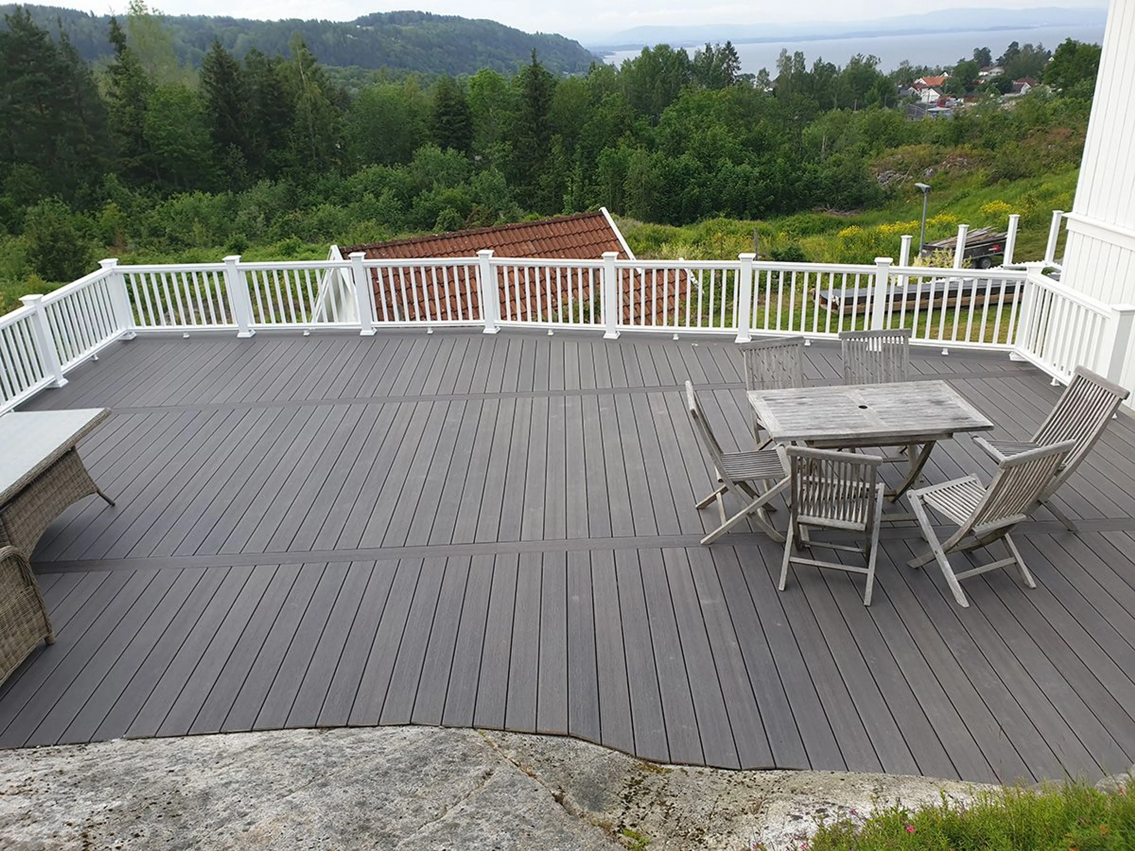 stor terrasse som går i ett med fjellet, utsikt over fjorden. Bygget med Fiberon kompositt terrassebord