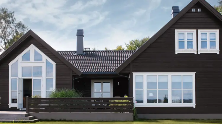 Hus malt med matt svart maling i fargen JOTUN 1434 Labrador.