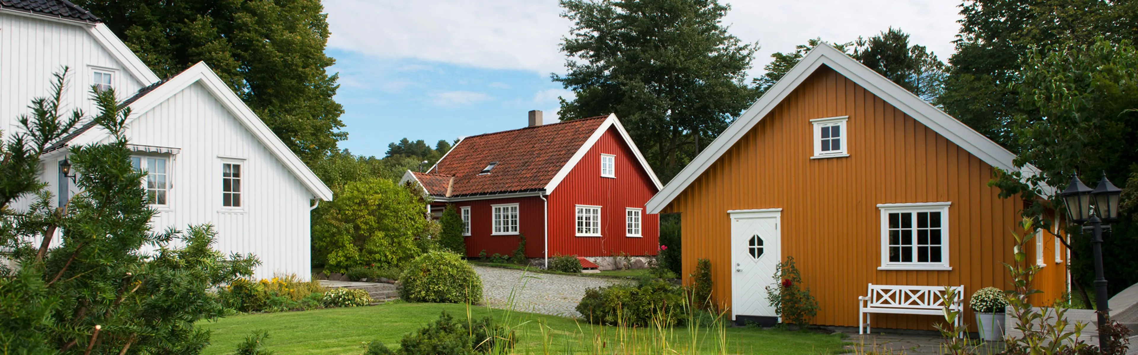 idyllisk gårdsbruk med gule og røde gårdsbygninger