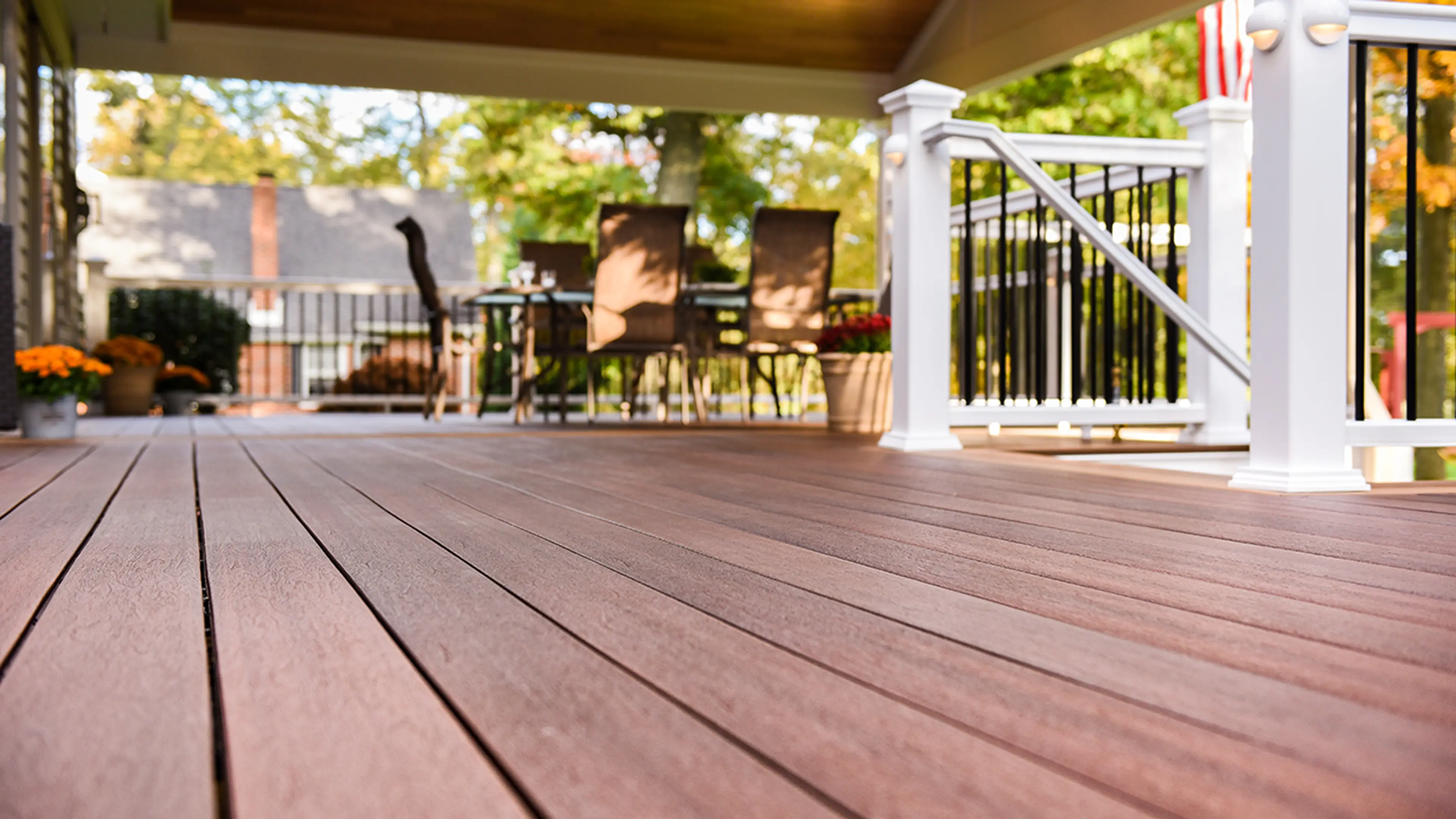 Fiberon kompositt vedlikeholdsfrie terrassebord på terrasse med trapp og hvitt rekkverk.