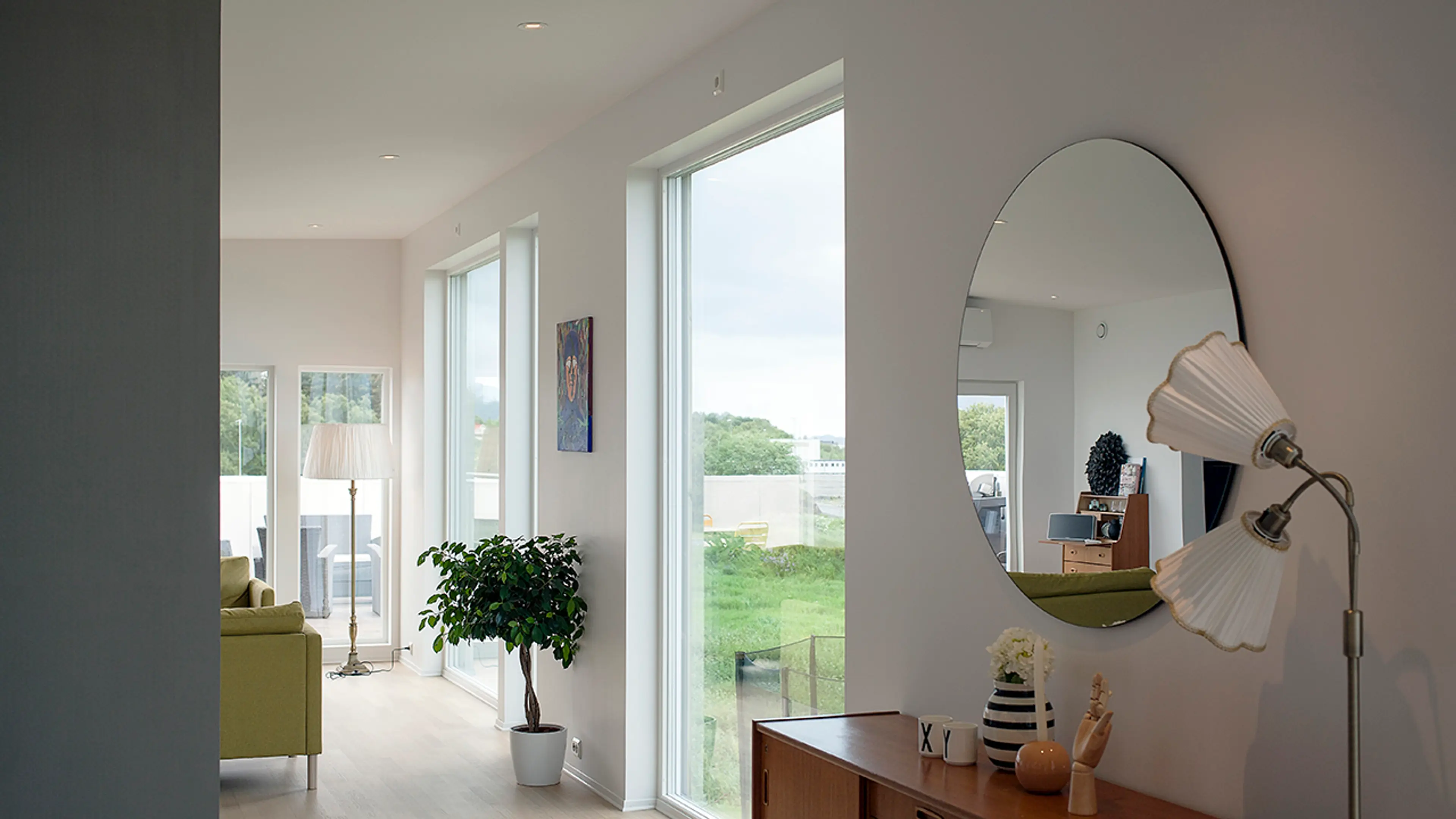 Hvitt moderne hjem med store vindusflater.