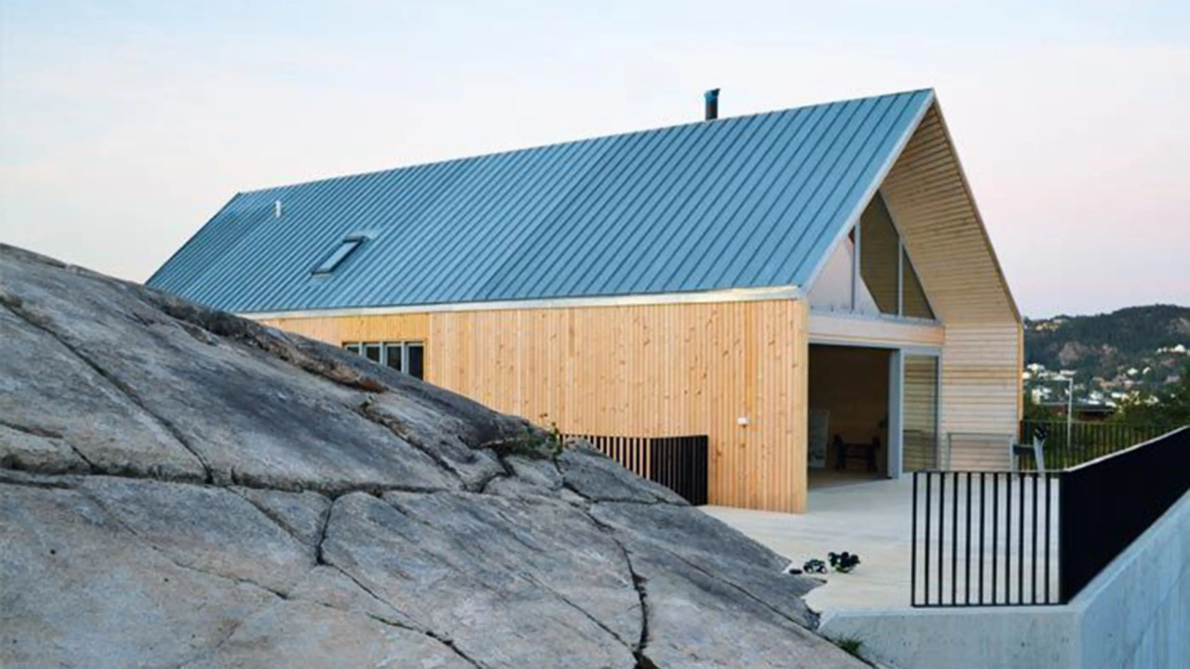 Hus på svaberg med varmebehandlet furu.