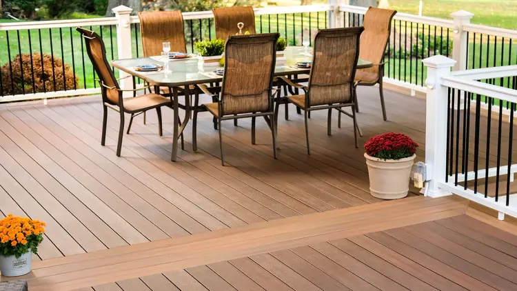 Terrasse med spiseplass og brune vedlikeholdsfrie terrassebord.