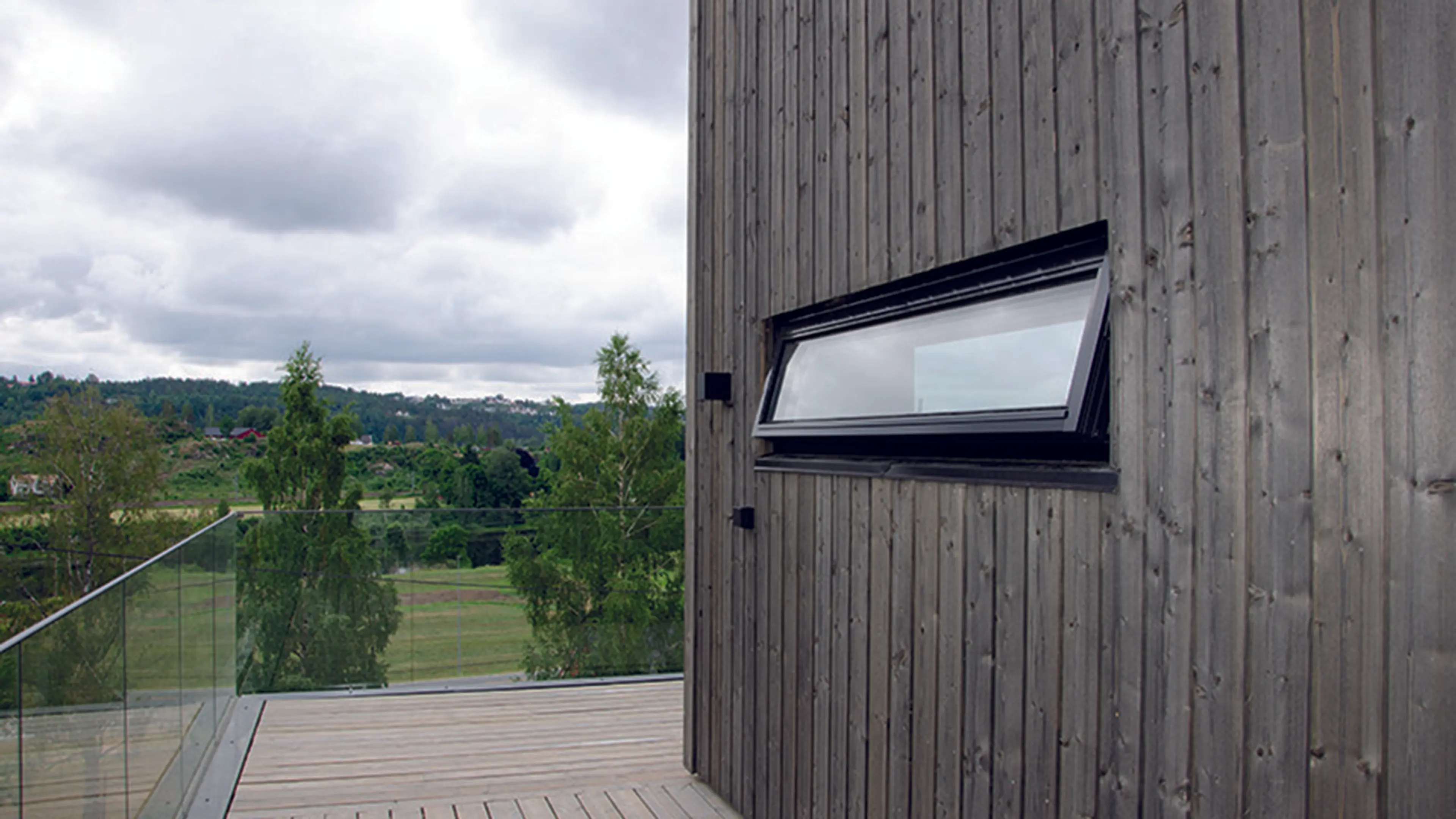 Toppsvingt vindu fra Uldal med sorte rammer.