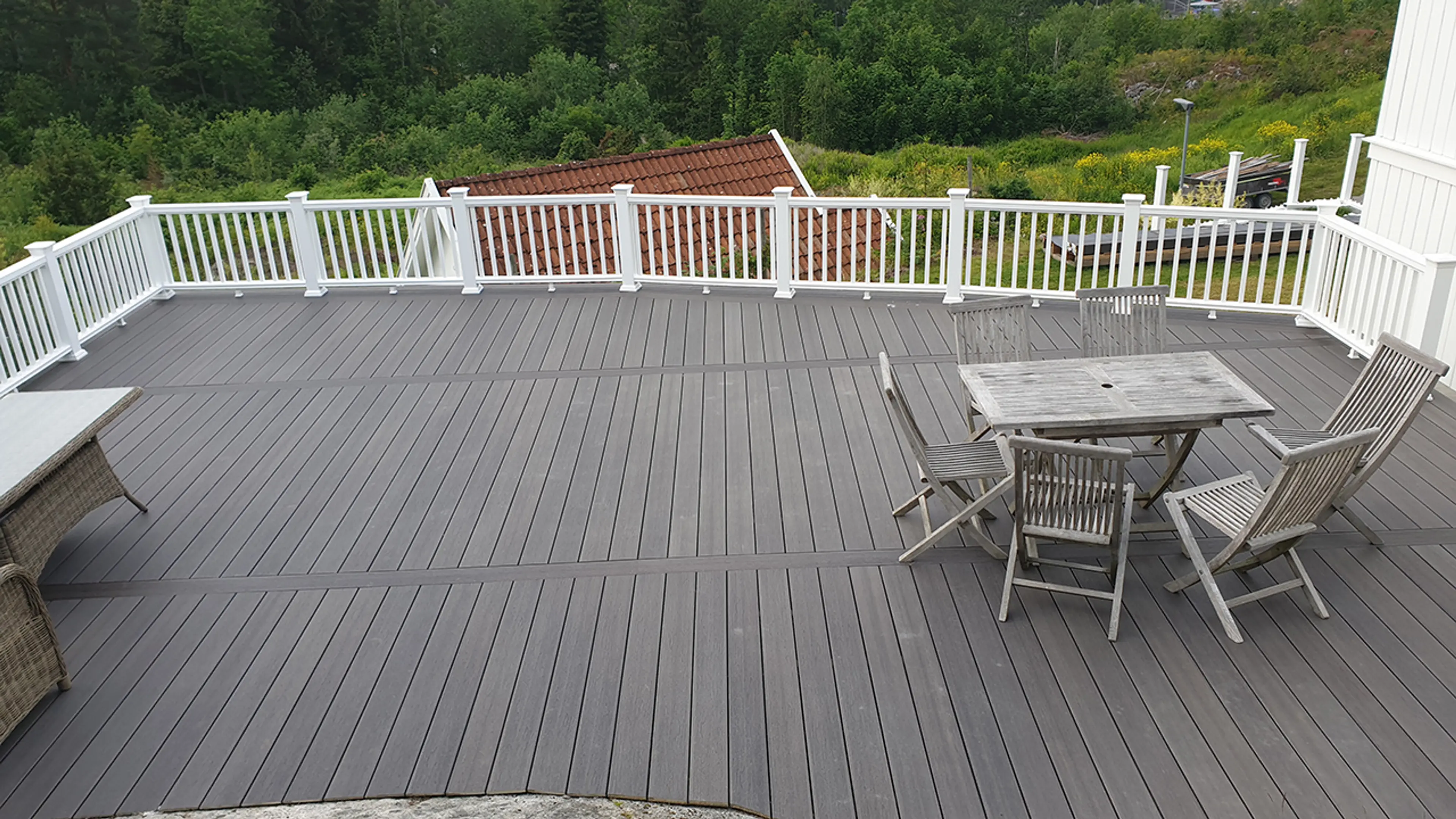 Stor terrasse som går i ett med fjellet, utsikt over fjorden. Bygget med Fiberon kompositt terrassebord.