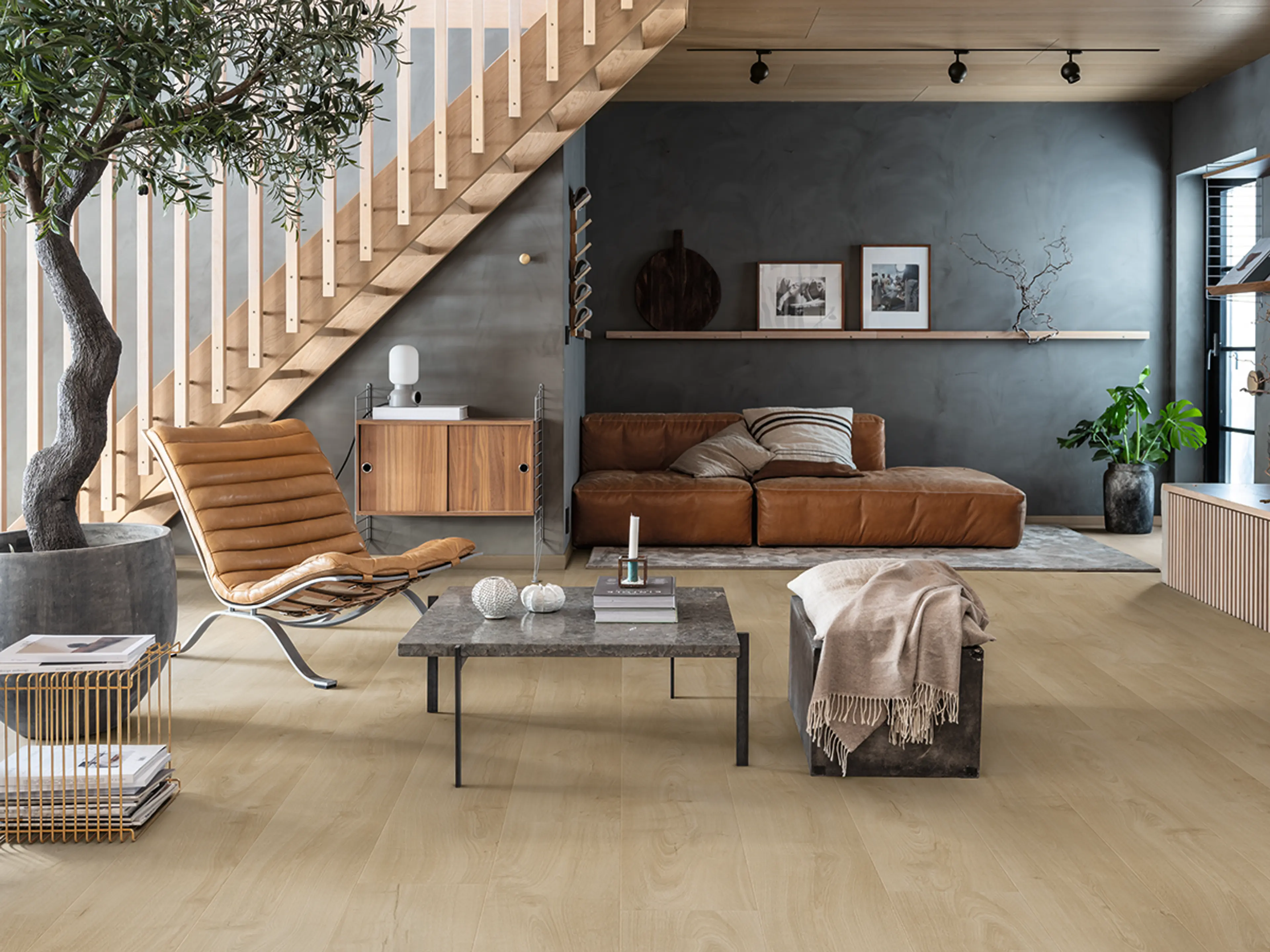 Moderne, nordisk stue med Pergo Trondheim laminatgulv i stilen Fresh Nordic Oak