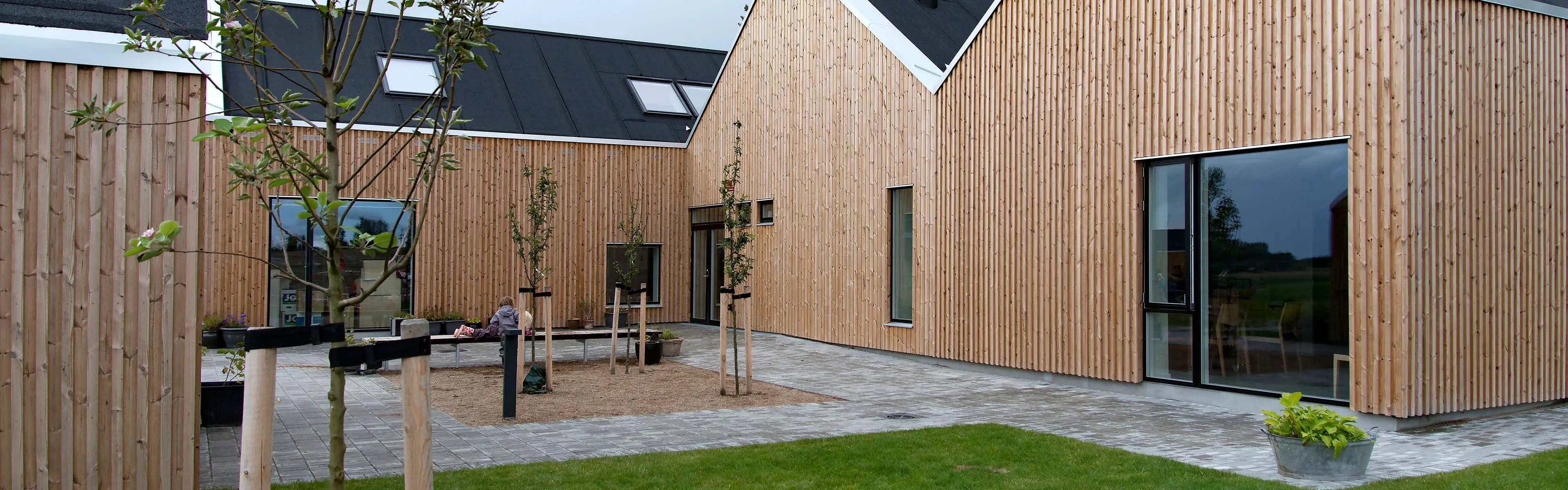 Stort hus med stående kledning i thermofuru.