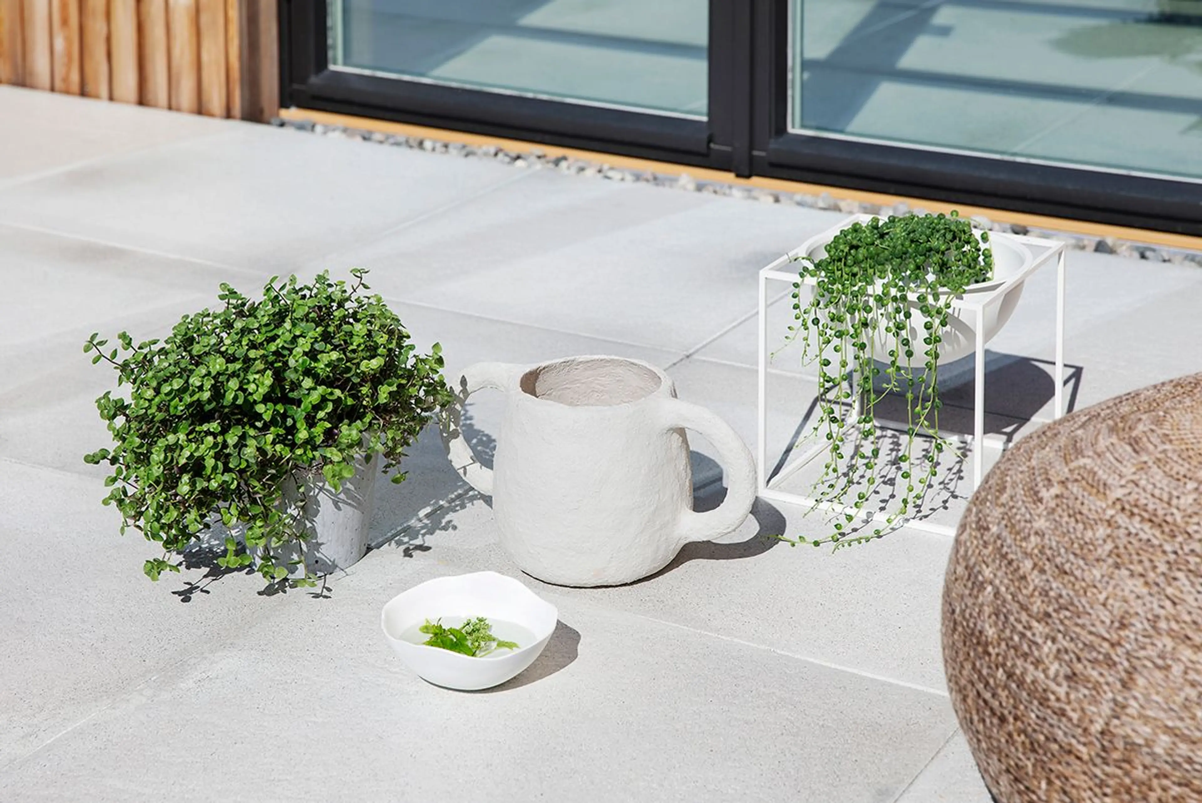 Moderne terrasse med hvite, store steinheller i hagen fra Asak Miljøstein.
