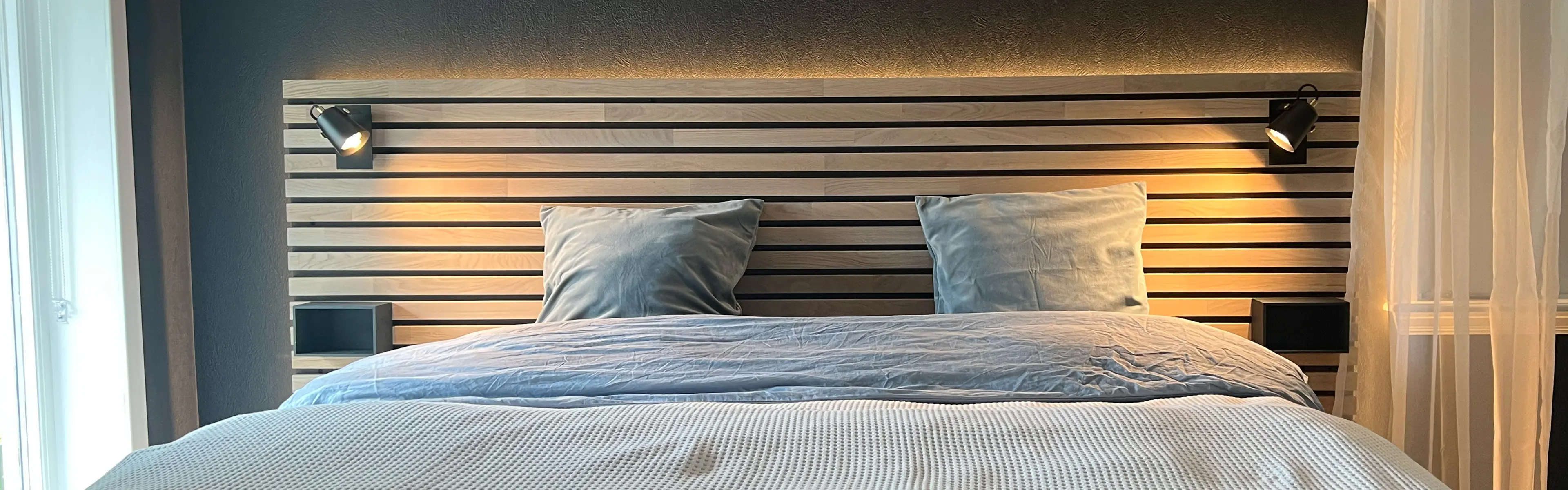 Hjemmelaget sengegavl av spiler. 