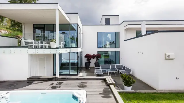 Moderne hvitt hus med sikkerhertglass.