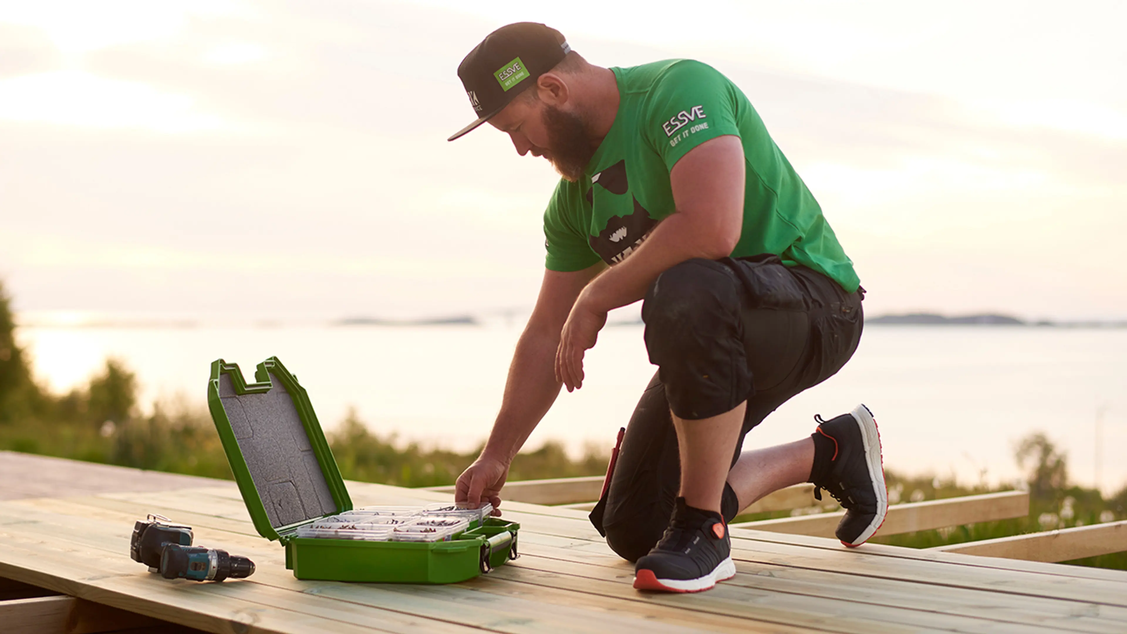 Mann som sitter på terrasse med Essbox koffert.