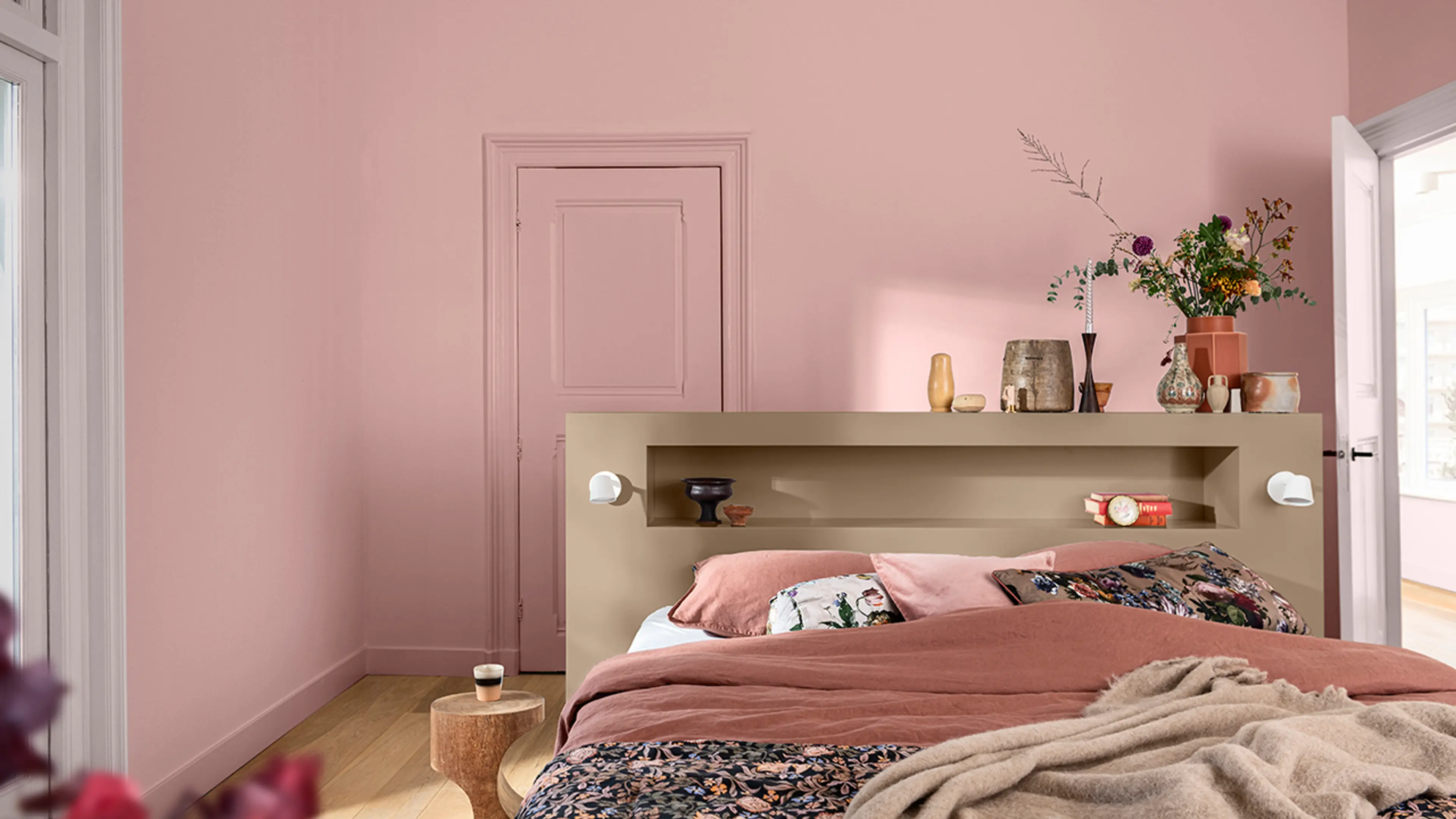 Rosafargen Sweet Embrace på veggene i et soverom med beige sengegavl.
