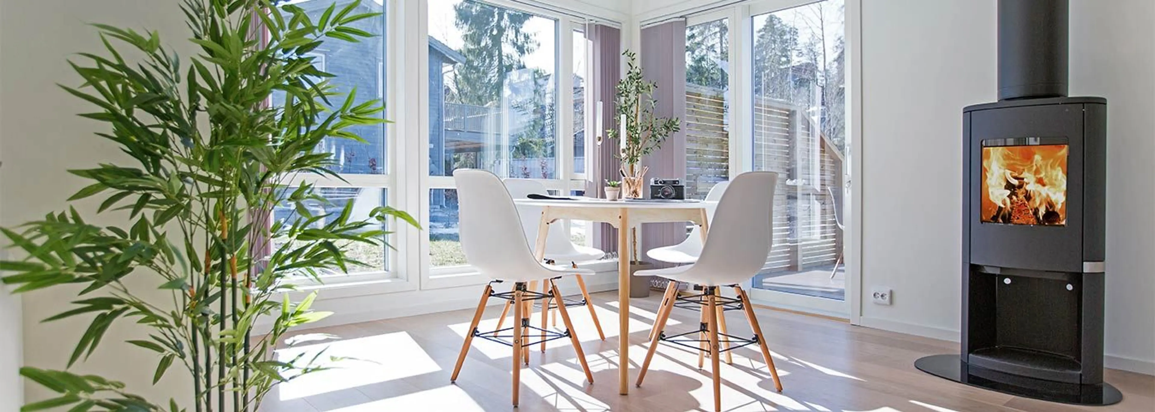 lys og åpen skandinavisk stue med store vindusflater
