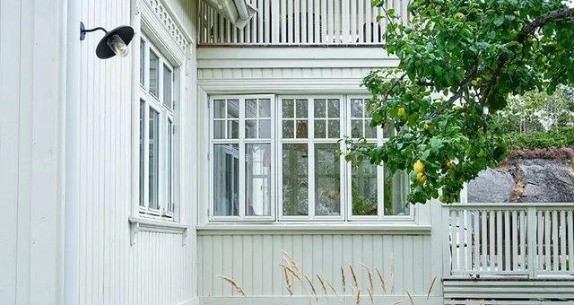 klassisk sveitservilla med sprosser på vinduene